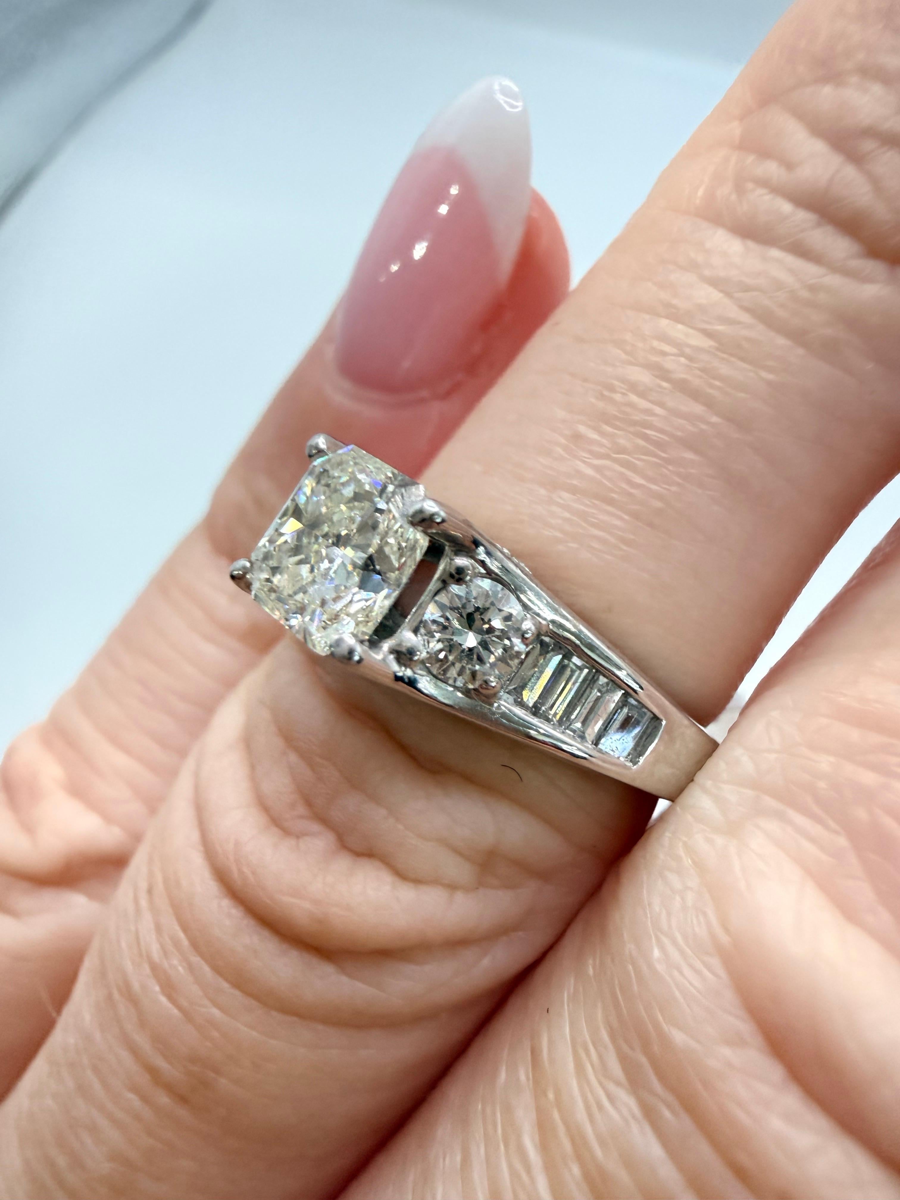 1.70ct Bague de fiançailles en diamant carré Bague moderne en or 18KT en vente 3