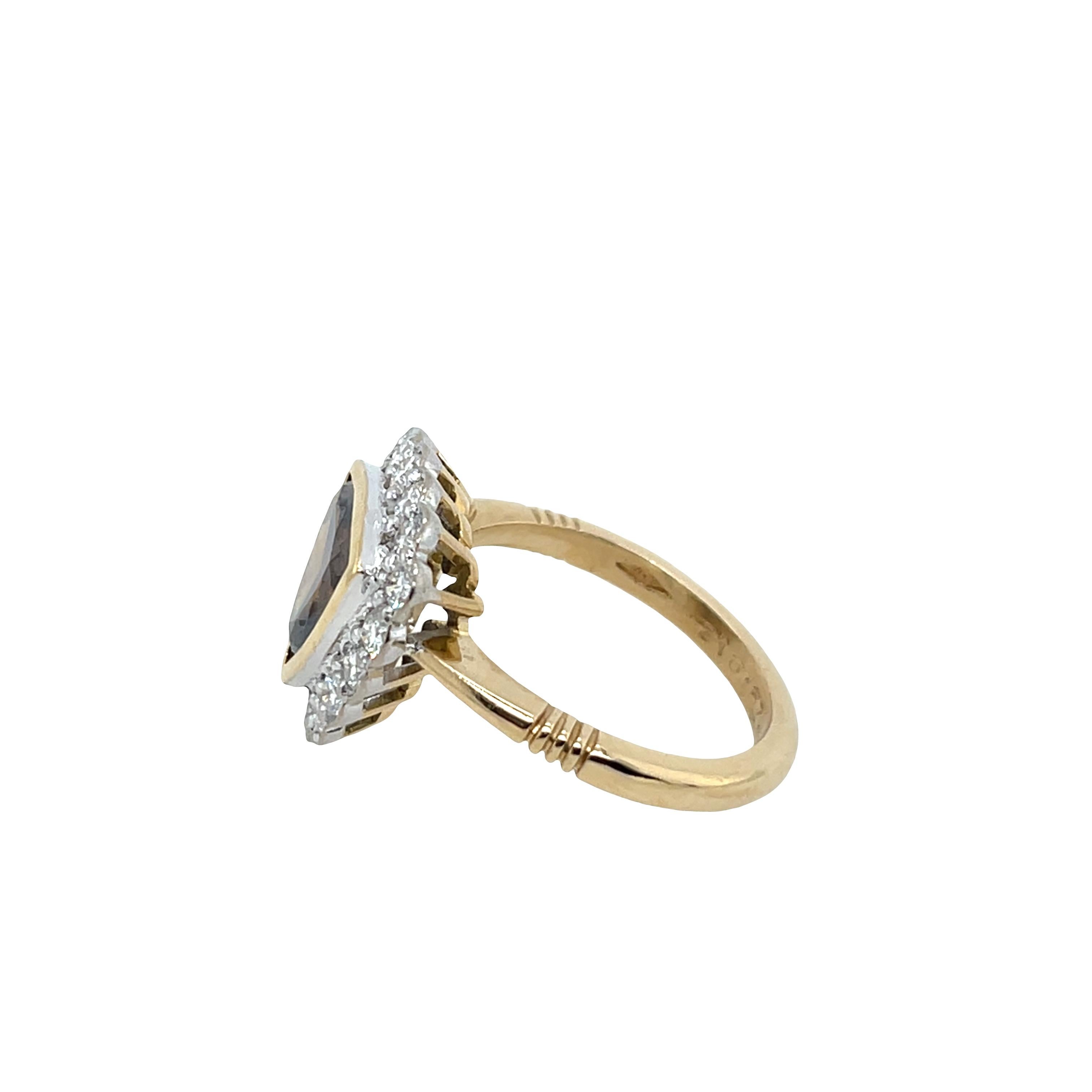Bague en or jaune et blanc 18ct avec diamant triangulaire orange brun et halo de 1,70ct Unisexe en vente