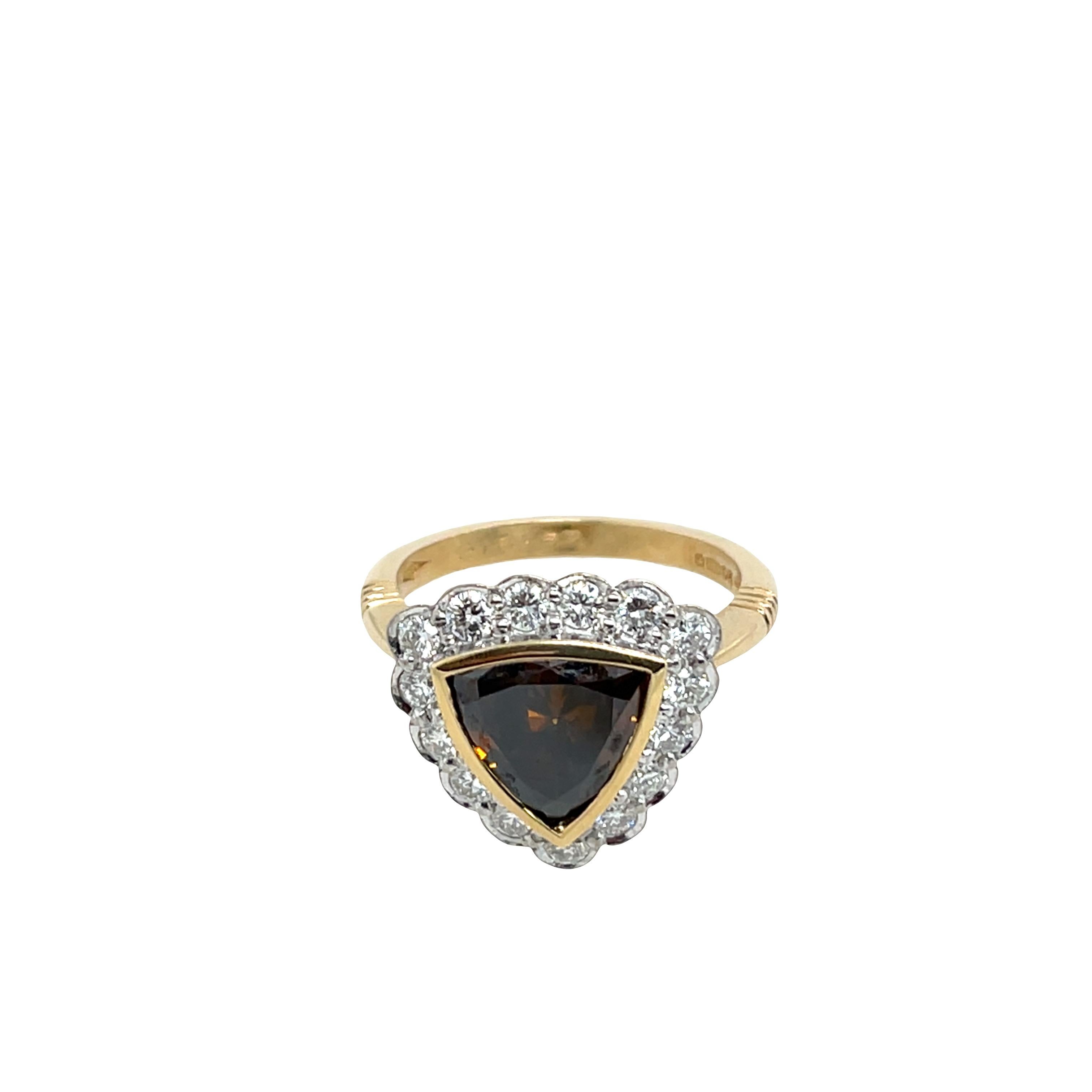 Bague en or jaune et blanc 18ct avec diamant triangulaire orange brun et halo de 1,70ct en vente 1