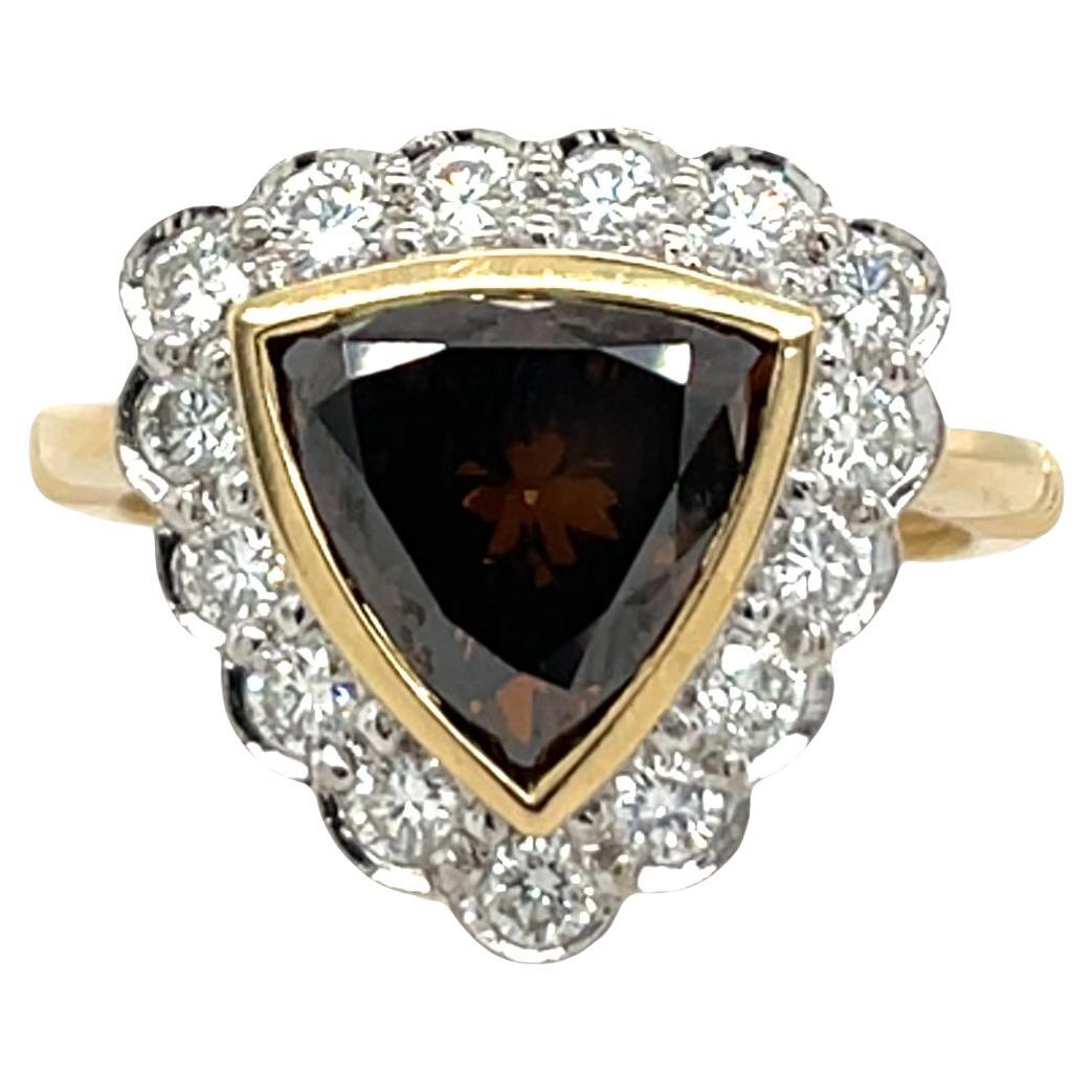 Bague en or jaune et blanc 18ct avec diamant triangulaire orange brun et halo de 1,70ct en vente
