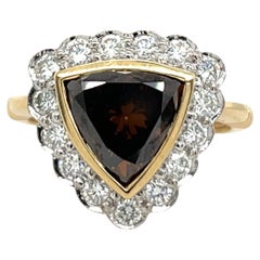 Bague en or jaune et blanc 18ct avec diamant triangulaire orange brun et halo de 1,70ct