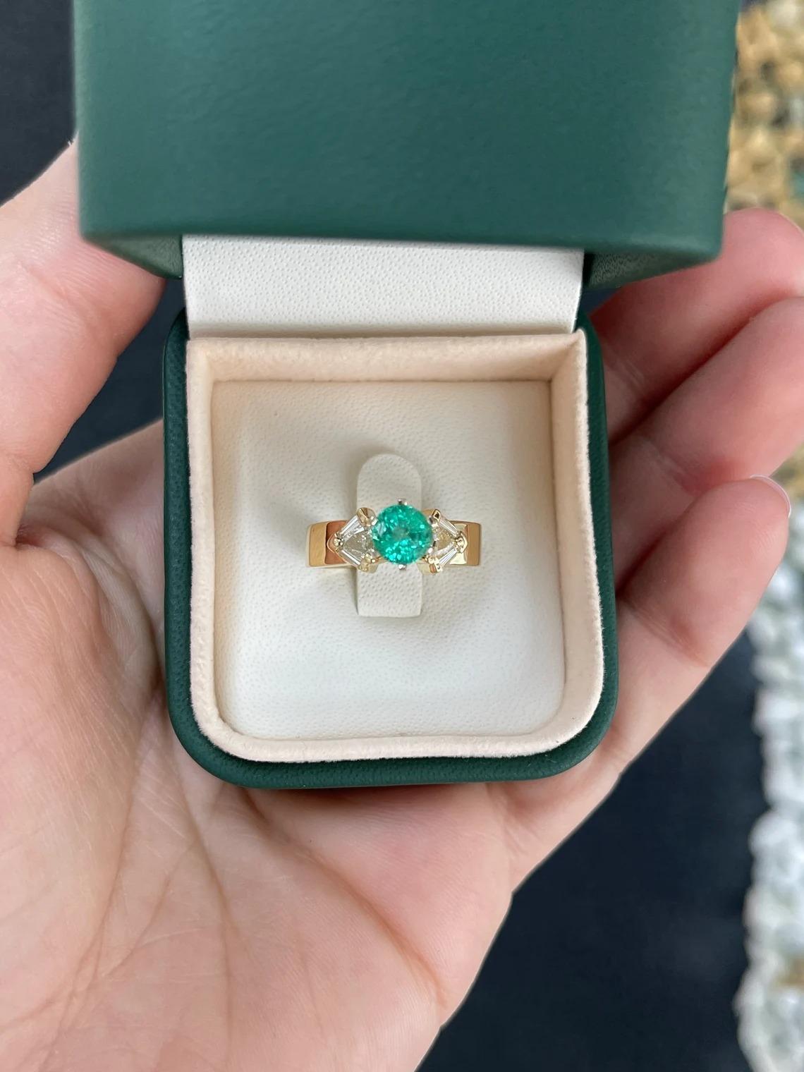 1.70tcw 14K Natural Round Cut Emerald & Trillion & Tapered Baguette Diamond Ring In New Condition For Sale In Jupiter, FL