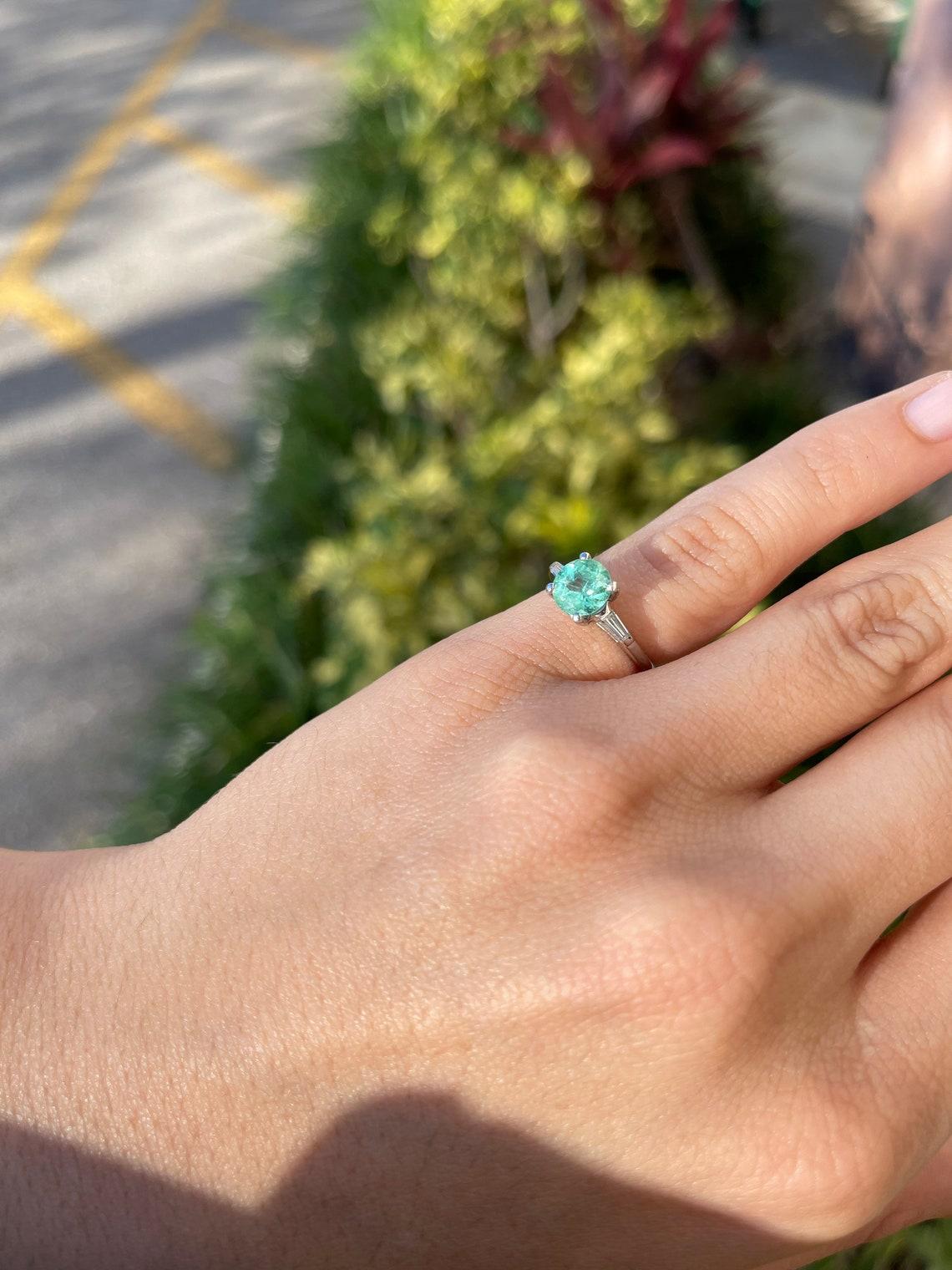 Bague de fiançailles à trois pierres en émeraude ronde et diamants de 1,70 carat poids total Neuf - En vente à Jupiter, FL