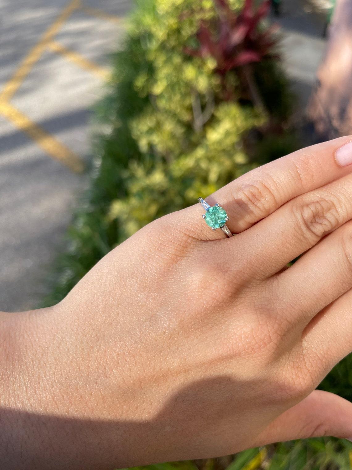 Bague de fiançailles à trois pierres en émeraude ronde et diamants de 1,70 carat poids total Pour femmes en vente