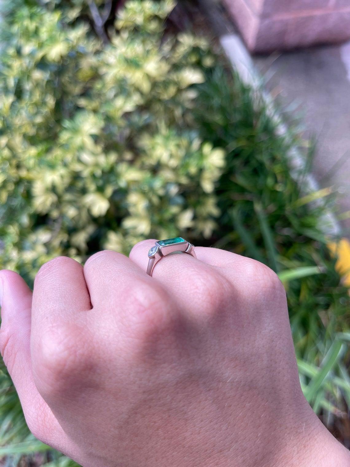 Modern 1.70tw 18K Three Stone Colombian Emerald Cut & Princess Cut Diamond Bezel Ring For Sale