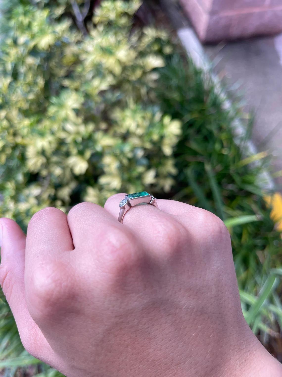 Modern 1.70tw 3 Stone Colombian Emerald & Princess Cut Diamond Bezel 18K Ring Present For Sale