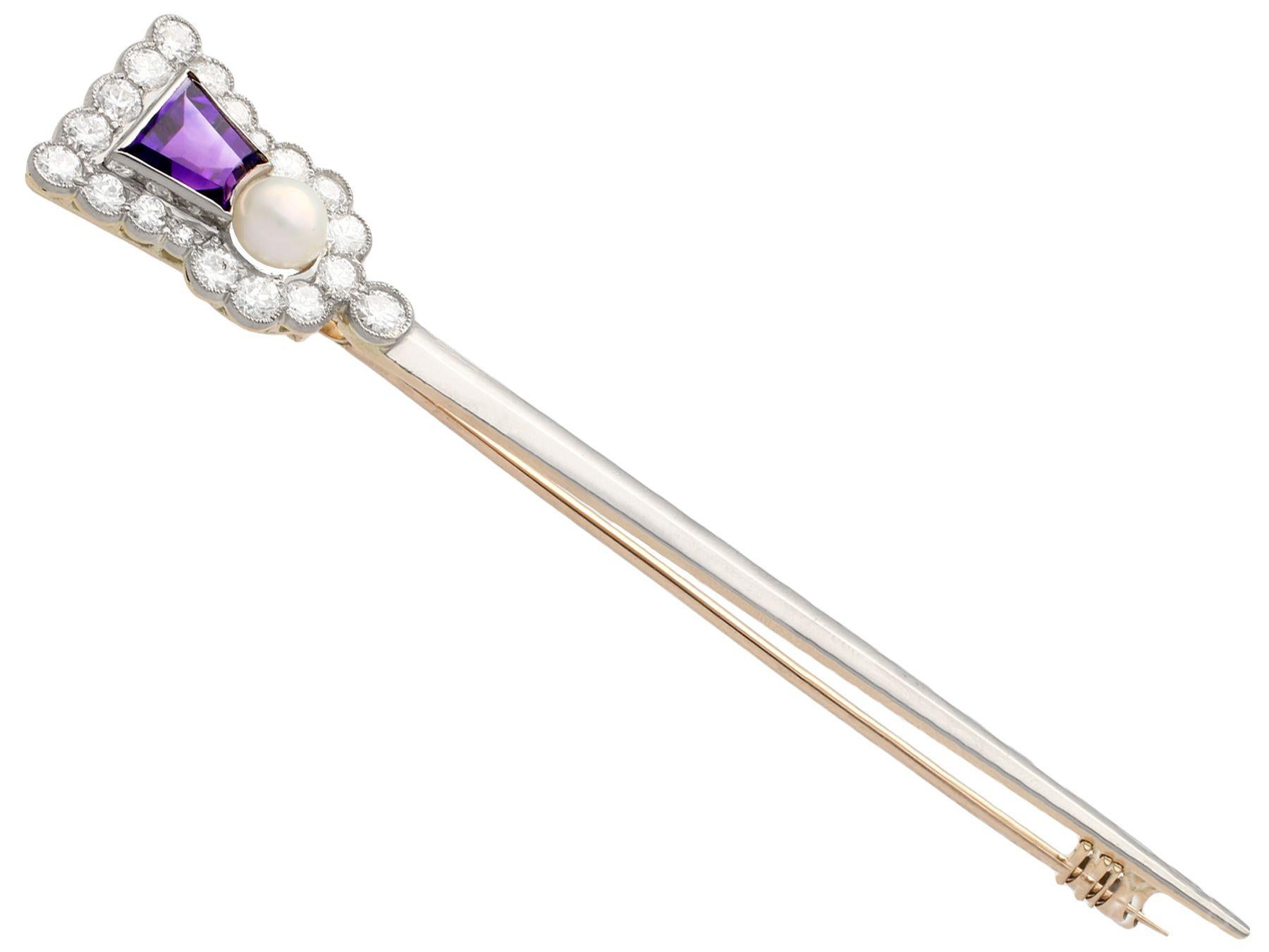 Eine atemberaubende, feine und beeindruckende 1,71 Karat Amethyst, 1,90 Karat Diamant und Perle, 18 Karat Gelbgold Pin-Brosche in Form einer Distel; Teil unserer vielfältigen antiken Schmuck und Estate Jewelry Sammlungen.

Diese atemberaubende,
