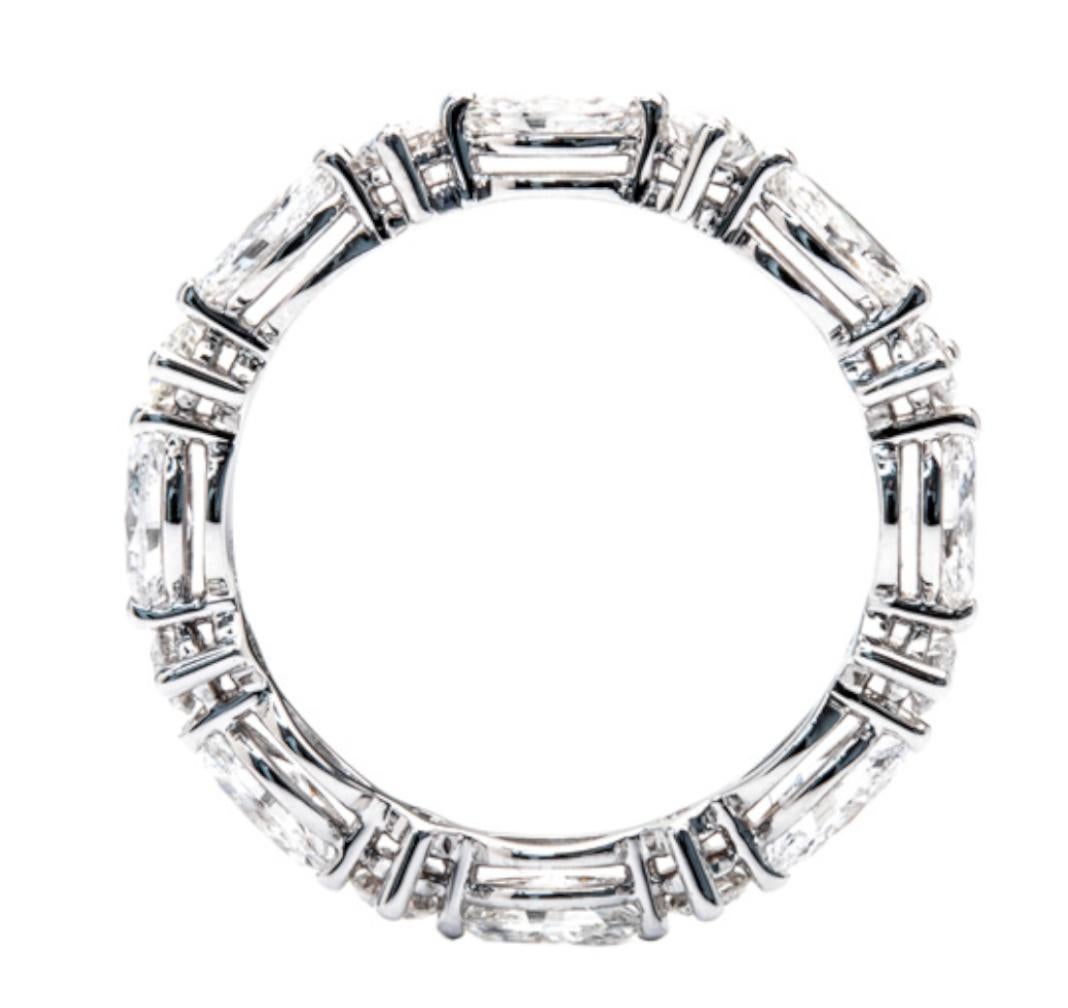 Modern 1.71 Carat E-F VS Diamonds 18K White Gold Princess Caravel Eternity Band Ring For Sale