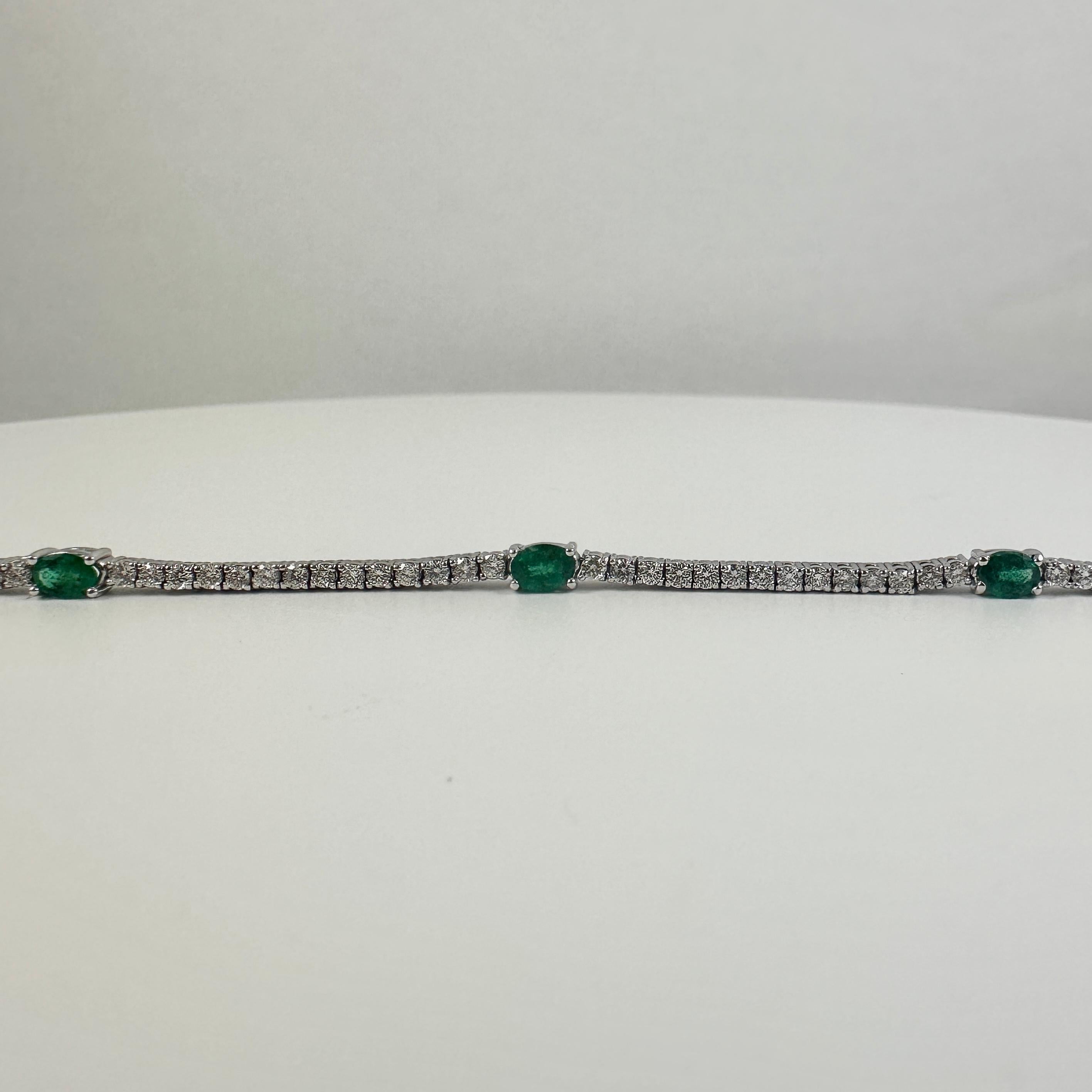 Questo elegante bracciale regolabile è un raffinato equilibrio di diamanti senza tempo e smeraldi verdi vividi. Realizzato in oro bianco lucido 14 carati, il design mette in evidenza 56 diamanti tondi taglio brillante (1,15 carati, colore GH,