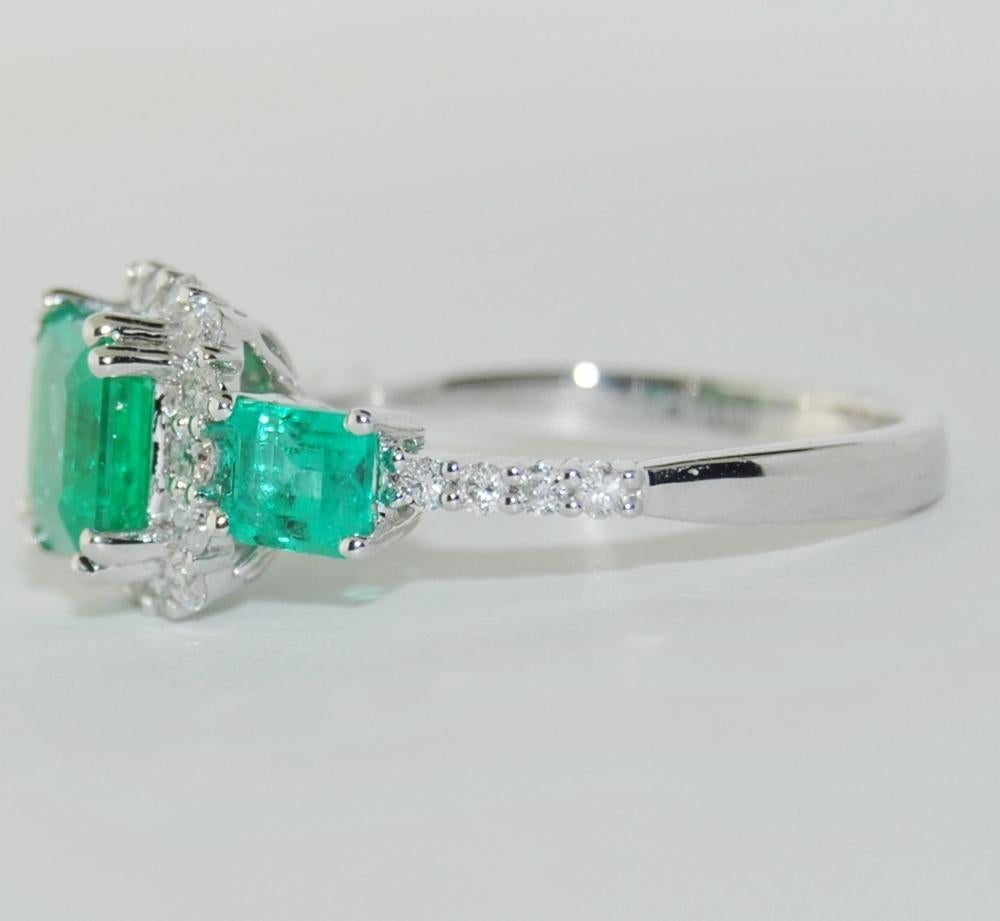 Contemporary 1.71 Carat Emerald and Diamond Ring in 18 Karat Gold For Sale