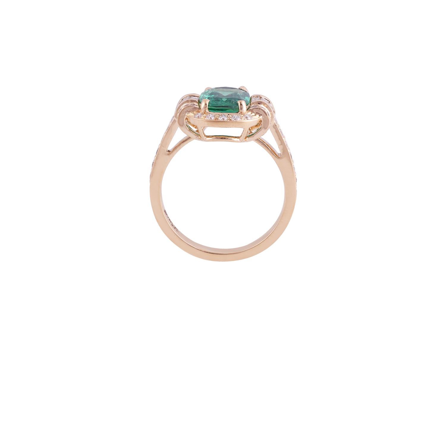C'est une bague élégante cloutée en or jaune 18 carats avec 1 émeraude en forme de coussin de 1,71 carats sertie au centre avec 6 diamants baguettes de 0,20 carat et 46 diamants ronds de 0,31 carat, cette bague entière cloutée en or jaune 18 carats