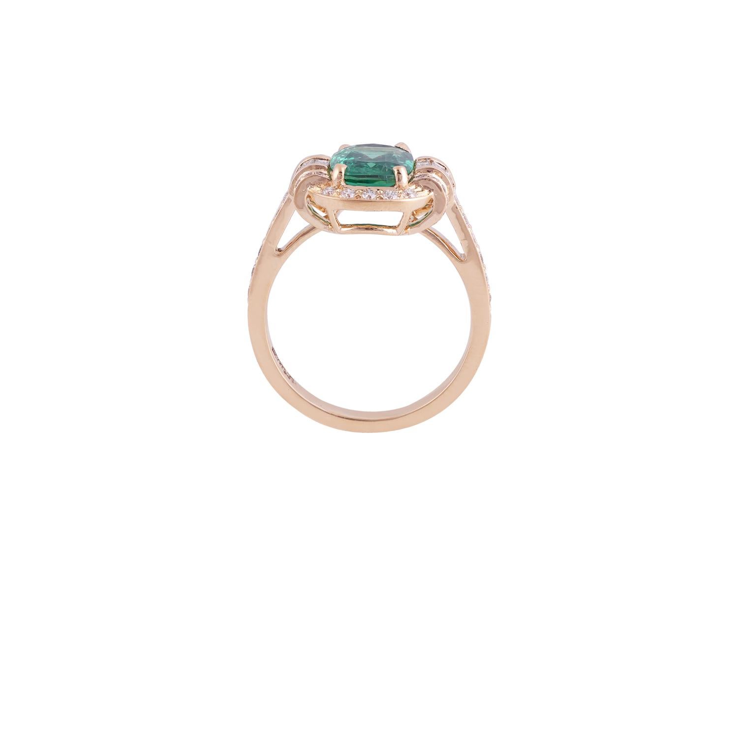 Es ist ein eleganter Ring in 18k Gelbgold mit 1 Kissen geformt Smaragd Gewicht 1,71 Karat in der Mitte mit 6 Baguette-förmigen Diamanten Gewicht 0,20 Karat & 46 runden Diamanten Gewicht 0,31 Karat, diese gesamte Ring in 18k Gelbgold Gewicht 4,55