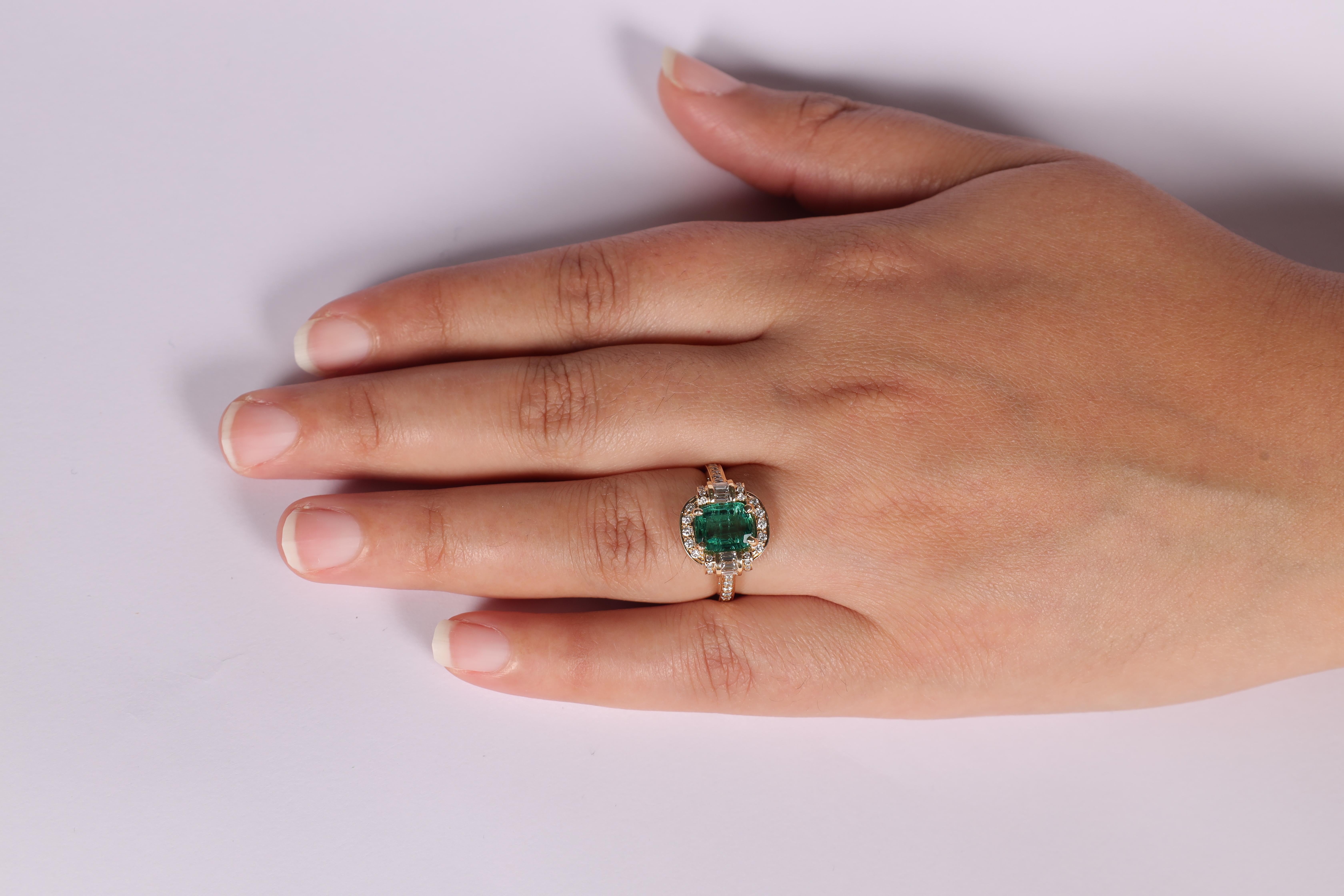 1.71 Karat Smaragd-Diamant-Ring in 18 Karat Gelbgold beschlagen im Zustand „Neu“ im Angebot in Jaipur, Rajasthan