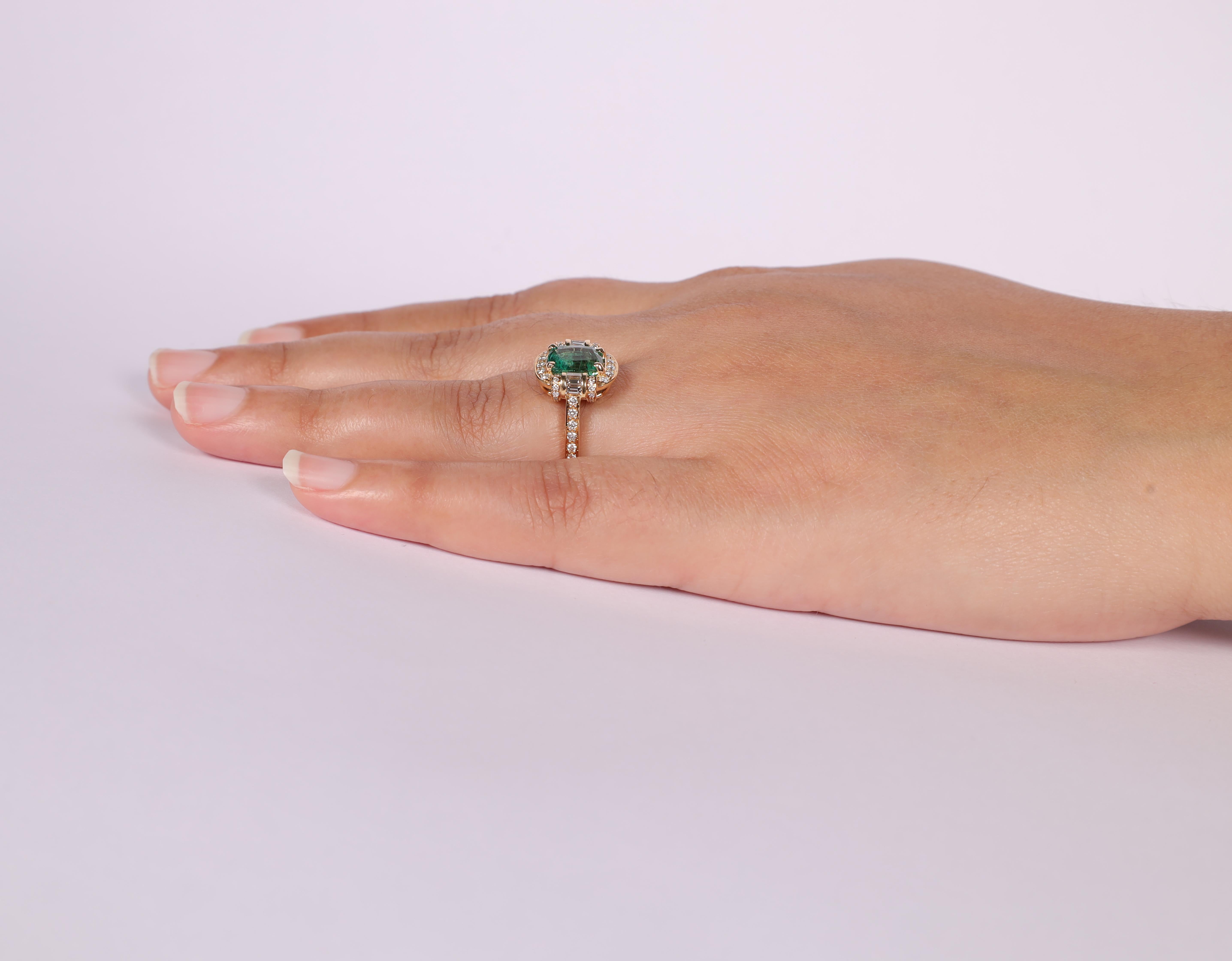 1.71 Karat Smaragd-Diamant-Ring in 18 Karat Gelbgold beschlagen Damen im Angebot