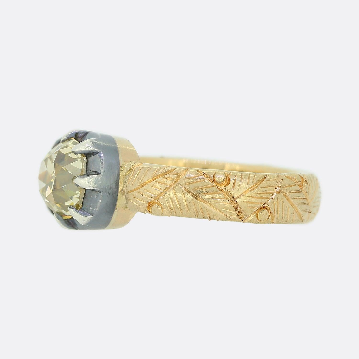 Se trata de un precioso anillo de diamantes talla cojín antiguo de oro amarillo de 22 ct. El engaste del anillo es de estilo georgiano y la banda presenta maravillosos detalles foliados. El anillo de oro amarillo de 22 quilates lleva la marca de la