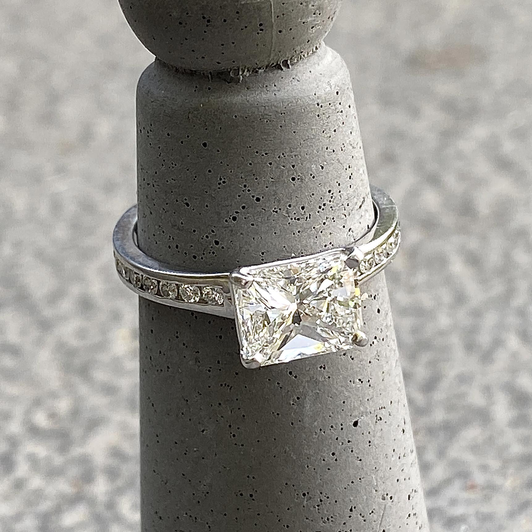 1,71 Karat GIA-zertifizierter H-VS2 Diamant-Verlobungsring aus Platin mit Strahlenschliff für Damen oder Herren im Angebot