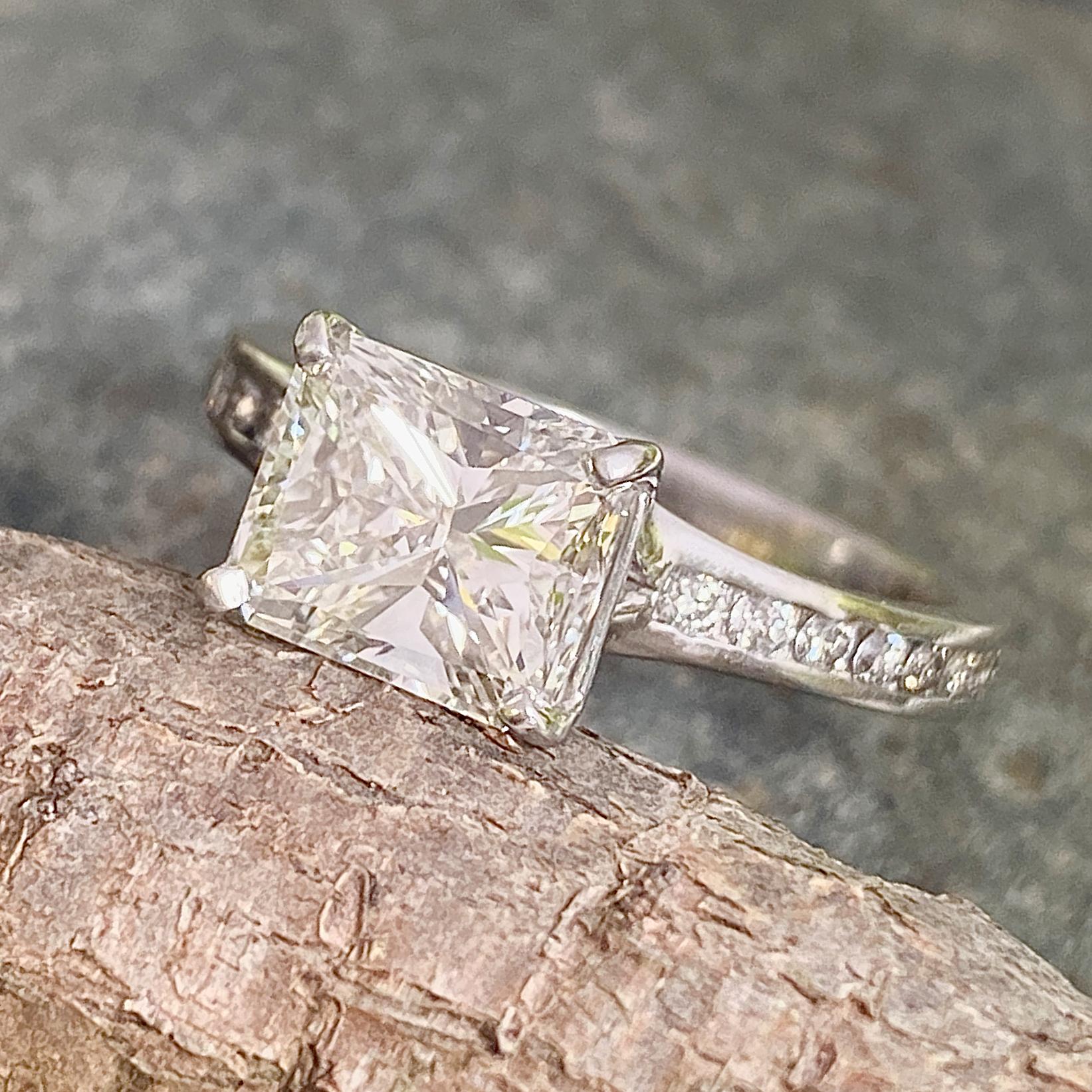 1.71 Carat GIA-Certified H-VS2 Radiant-Cut Diamond in Platinum Engagement Ring In New Condition For Sale In Sherman Oaks, CA