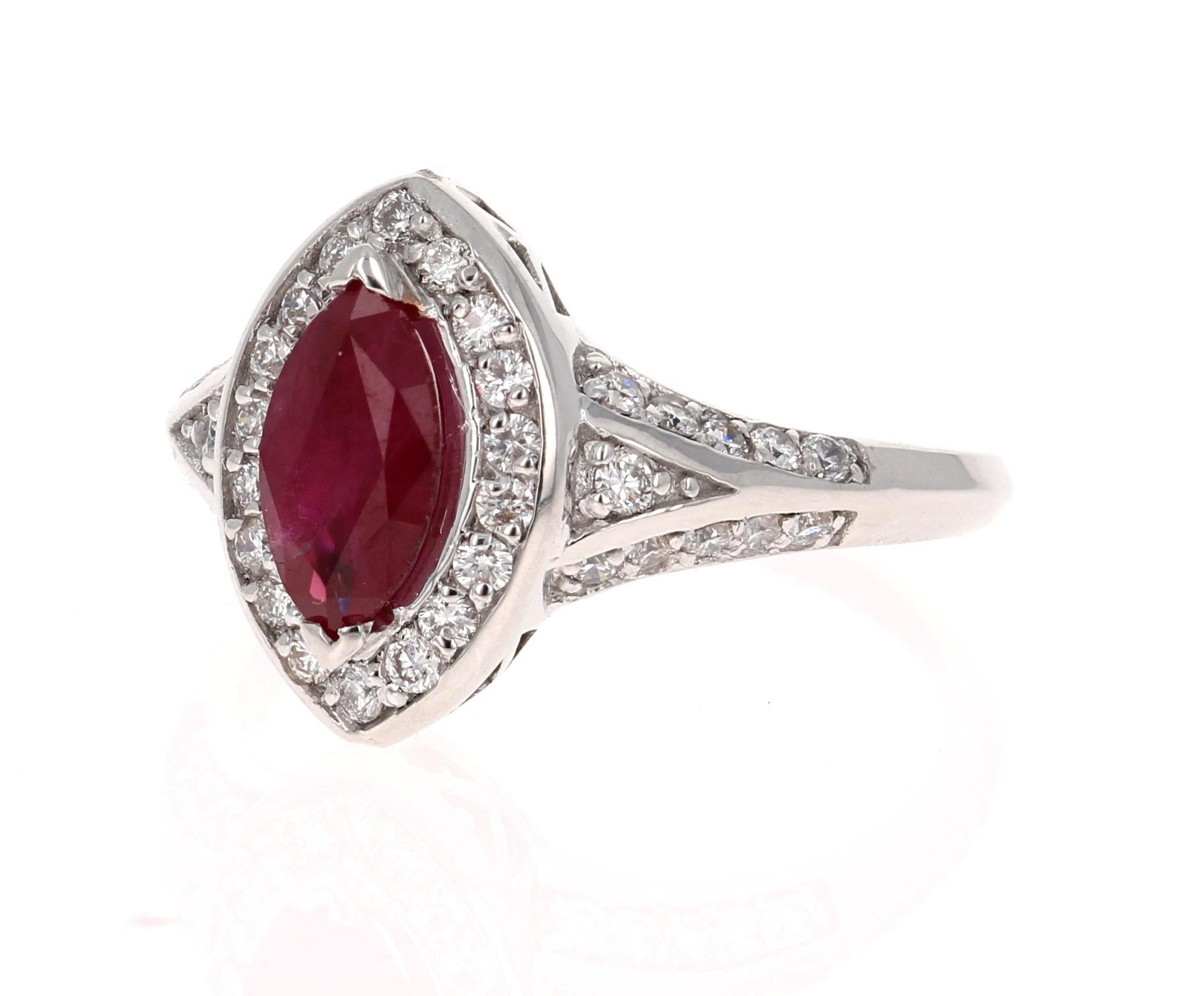 Ein schlichter, aber schöner Ring mit einem 1,12 Karat schweren Rubin im Marquise-Schliff als Mittelpunkt und 40 Diamanten im Rundschliff mit einem Gewicht von 0,59 Karat. Das Gesamtkaratgewicht des Rings beträgt 1,71 Karat.

Der Ring ist aus 18