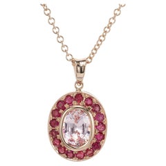 Collier à pendentif en or rose avec saphir rose de 1,71 carat et halo de rubis