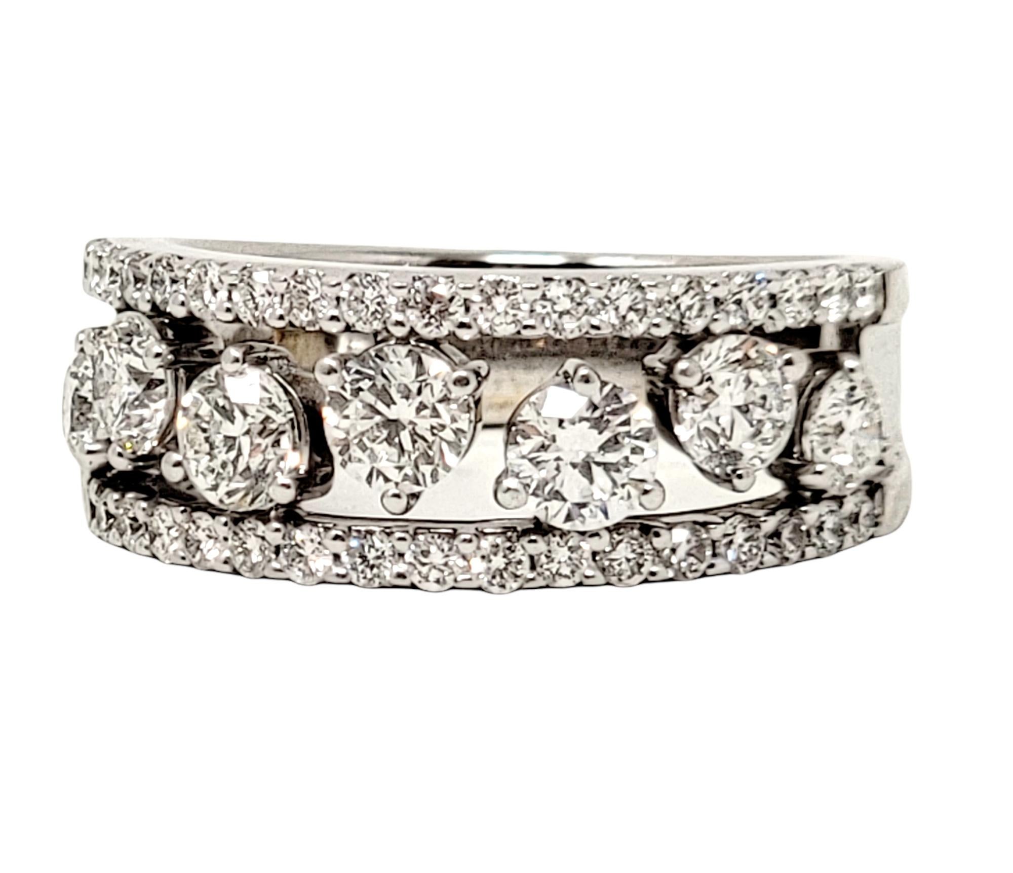Taille de l'anneau : 6.75

Une bague à diamant contemporaine absolument magnifique. Cette incroyable bague présente un design moderne unique associé à des diamants blancs naturels qui étincellent et brillent sous tous les angles. Il illumine
