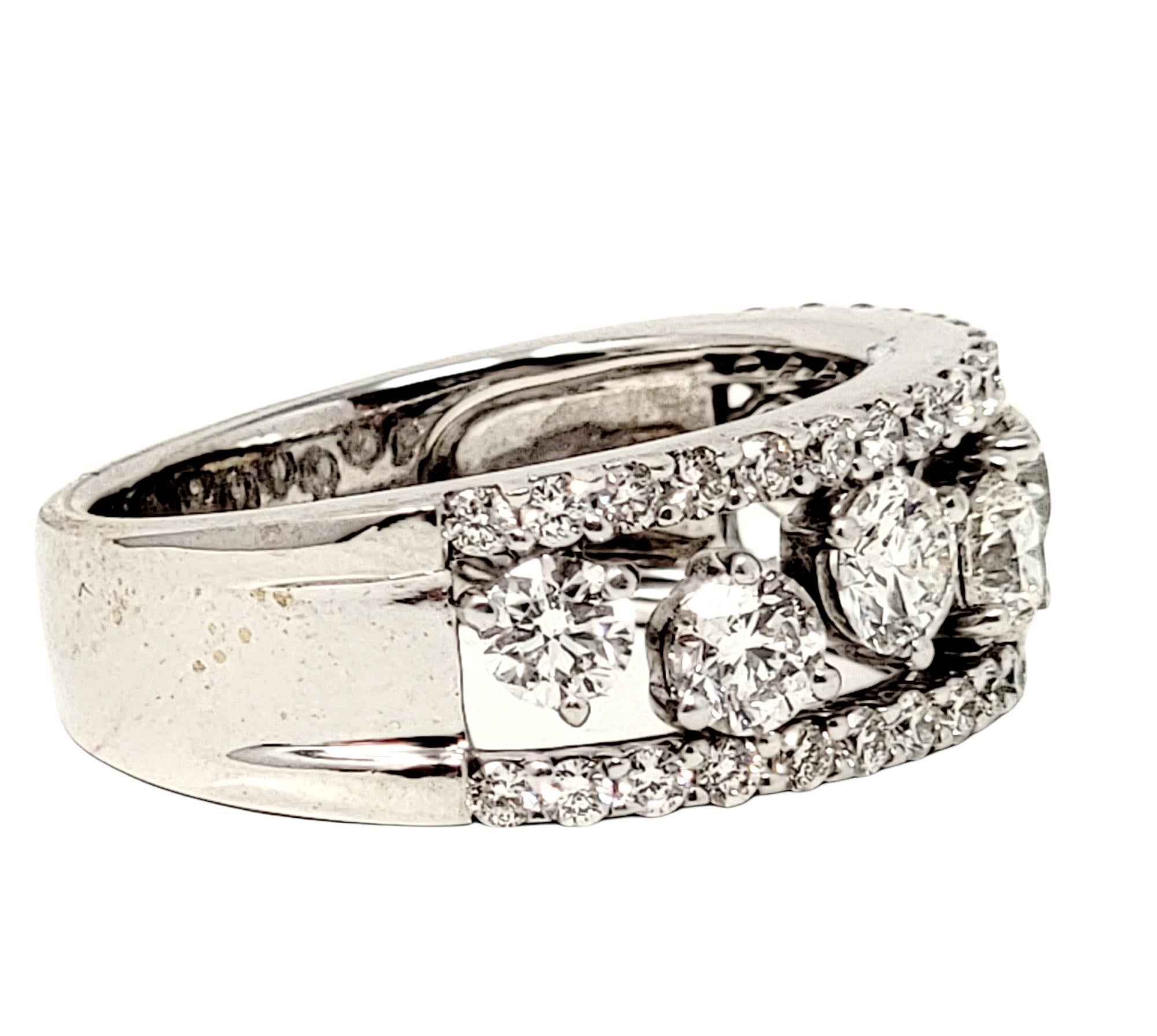 Contemporain Bague à anneau à tige fendue en or 18 carats avec diamants ronds et brillants de 1,71 carat au total en vente