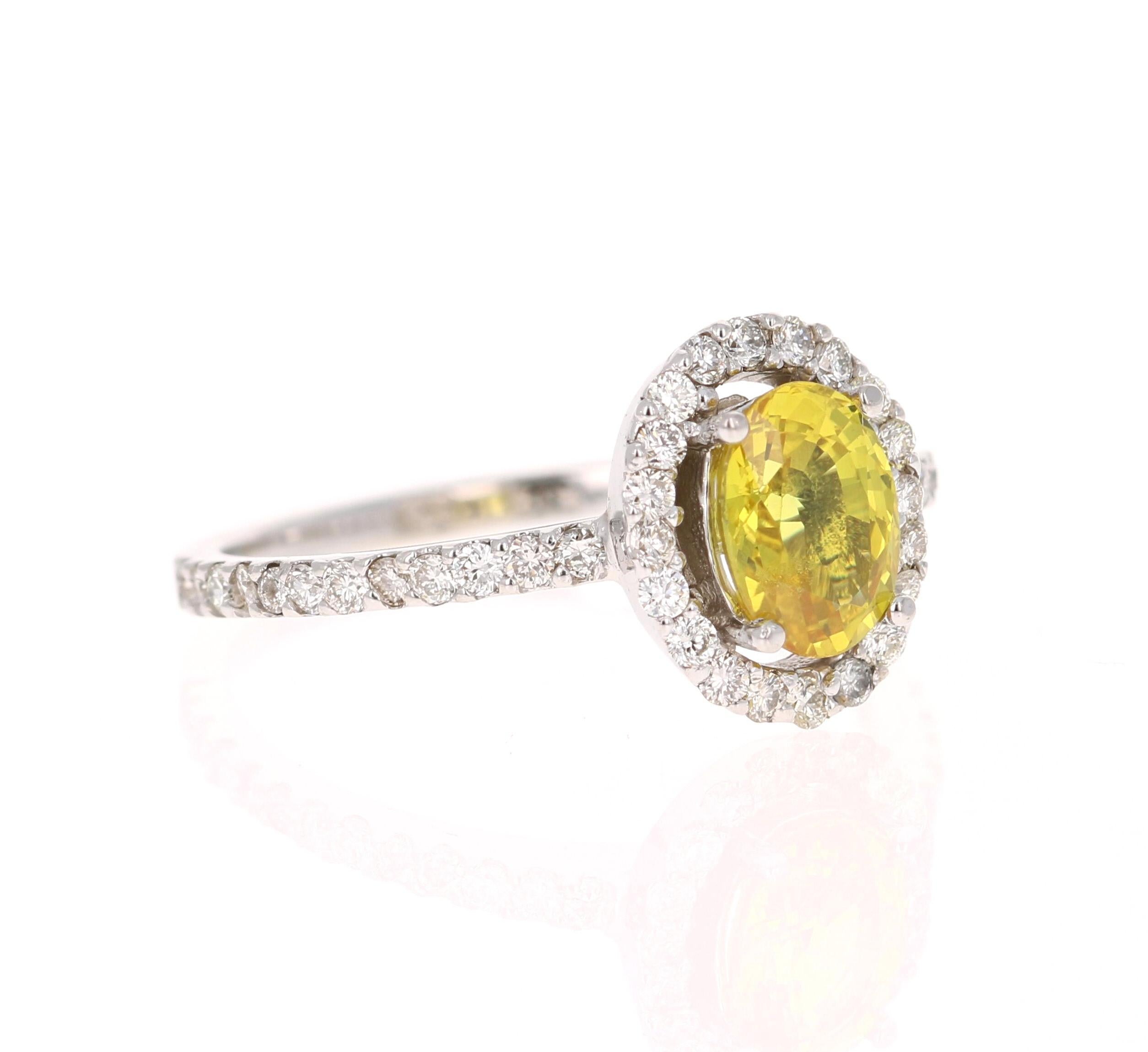 
Dieser wunderschöne Ring hat einen gelben Saphir im Ovalschliff, der 1,23 Karat wiegt. Er ist umgeben von 44 Diamanten im Rundschliff mit einem Gewicht von 0,48 Karat. (Reinheit: VS, Farbe: H)

Der Ring ist wunderschön in 14K Weißgold mit einem