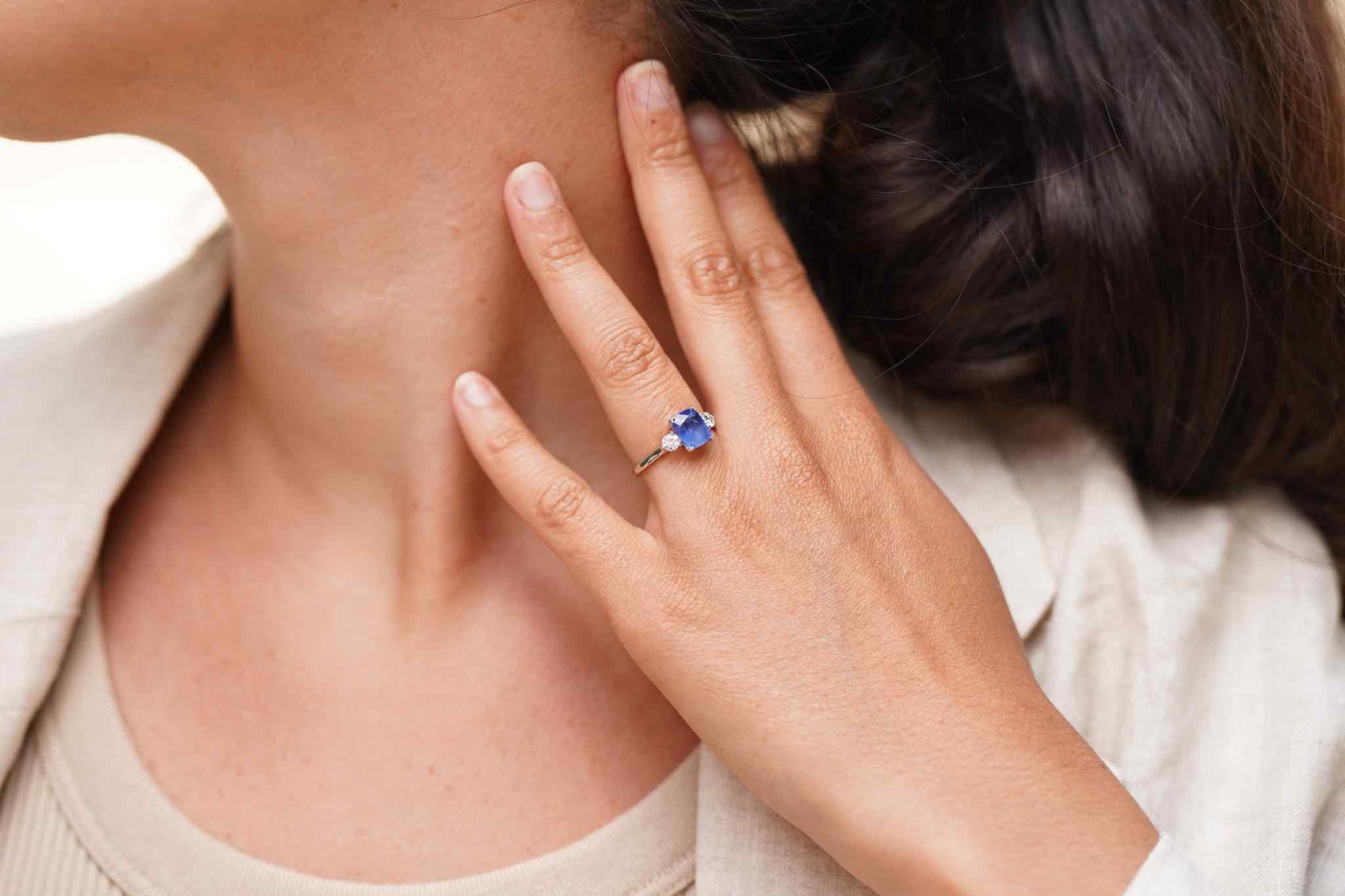 1.71 carats Ceylon Sapphire and brilliant-cut diamonds ring For Sale 1