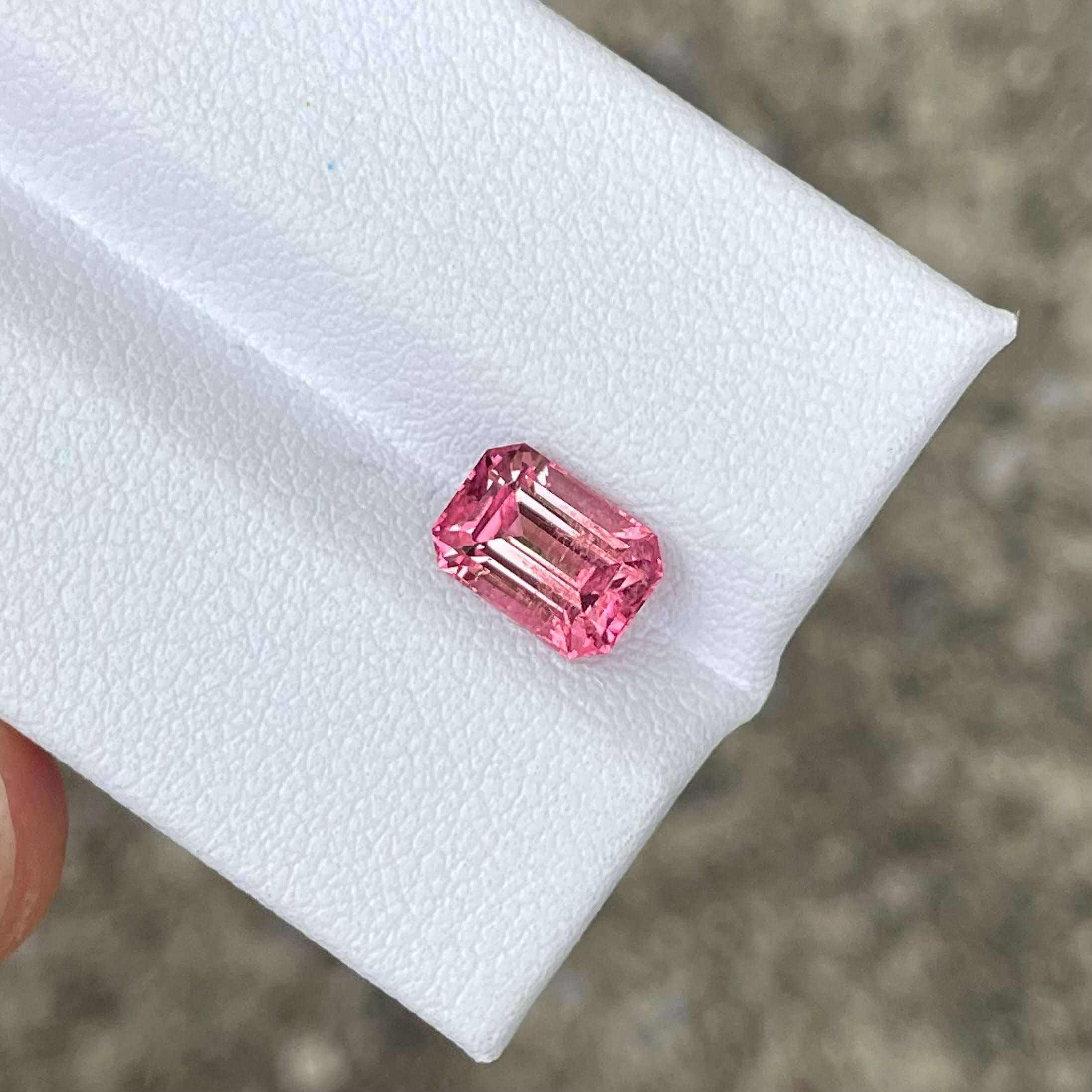 Poids : 1,71 carats
Dimensions 7,8x5,5x4,8 mm
Clarté VSS
Origine Afghanistan
Traitement Aucun
Forme Octogone
Taille Step Emerald Cut



La tourmaline rose bicolore de 1,71 carats présente une taille émeraude envoûtante, provenant des riches mines