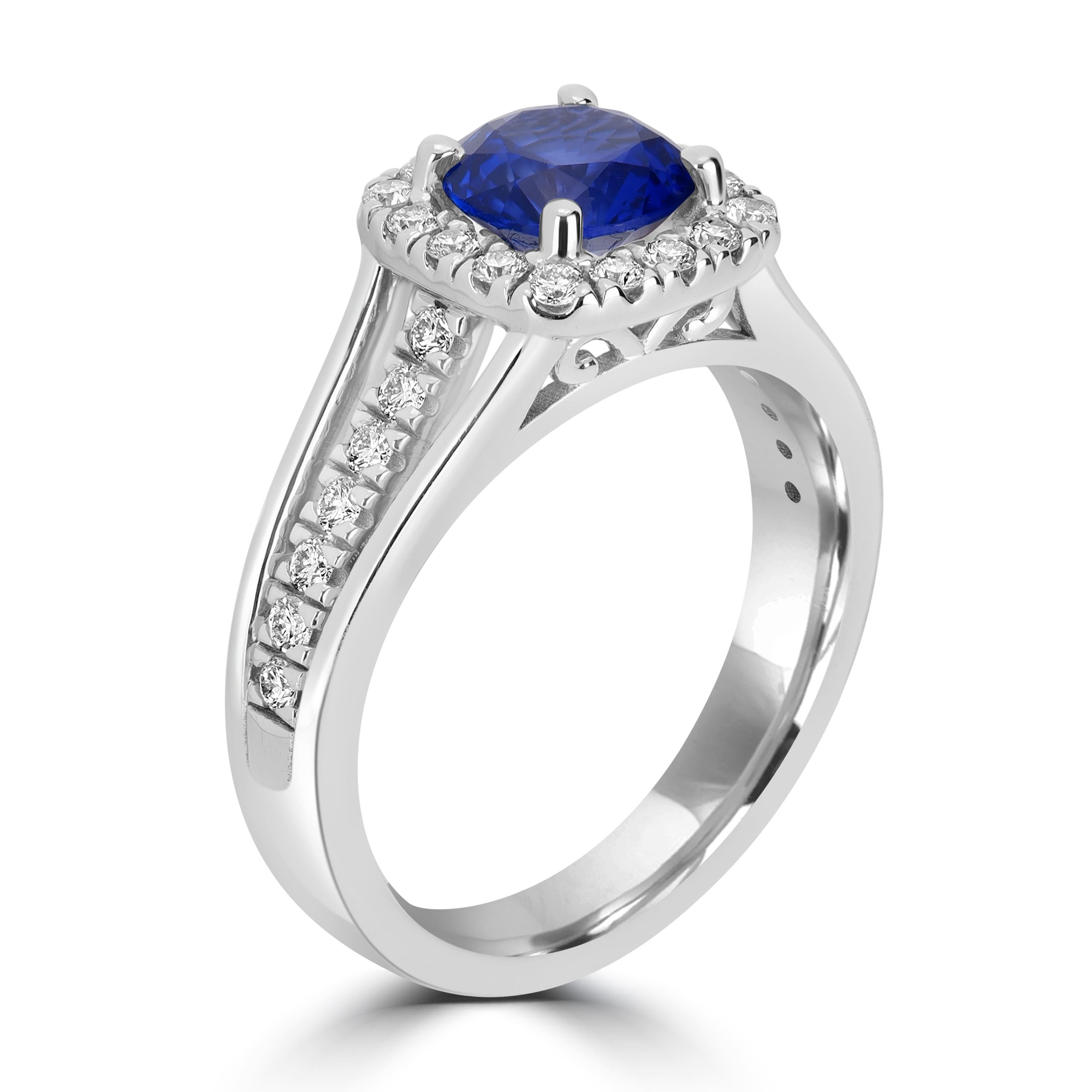 Dieser besondere Ring ist für einen besonderen Menschen in Ihrem Leben bestimmt. Dieser Ring enthält einen 6,5 mm großen runden Saphir als Mittelstein mit Diamanten rundherum, so dass es ein Halo-Ring mit den Diamanten auf dem Band, die ihm ein