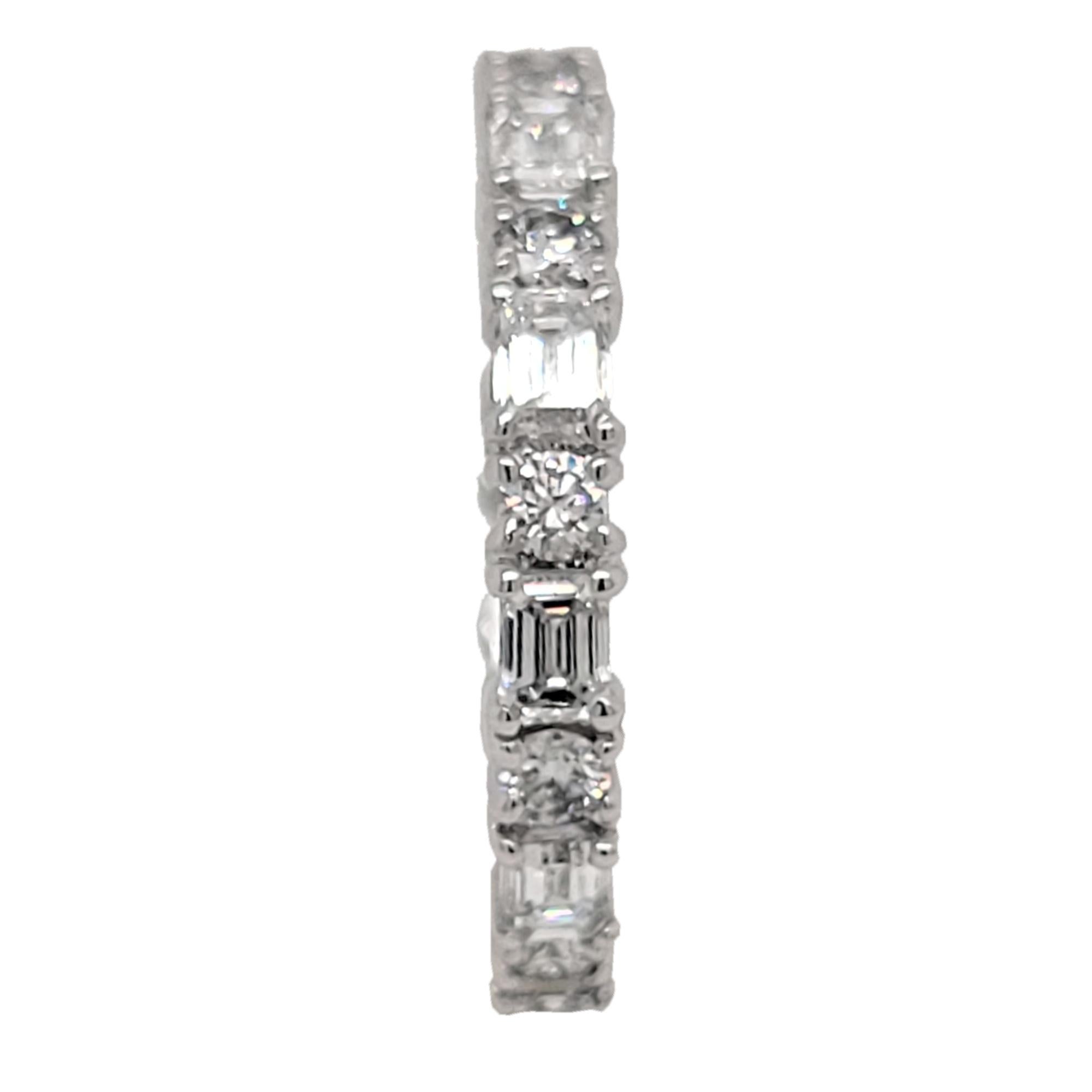 1.71 Ct Emerald Cut/Round Brilliant Diamond 18K Gold Eternity Ring In New Condition For Sale In Los Angeles, CA
