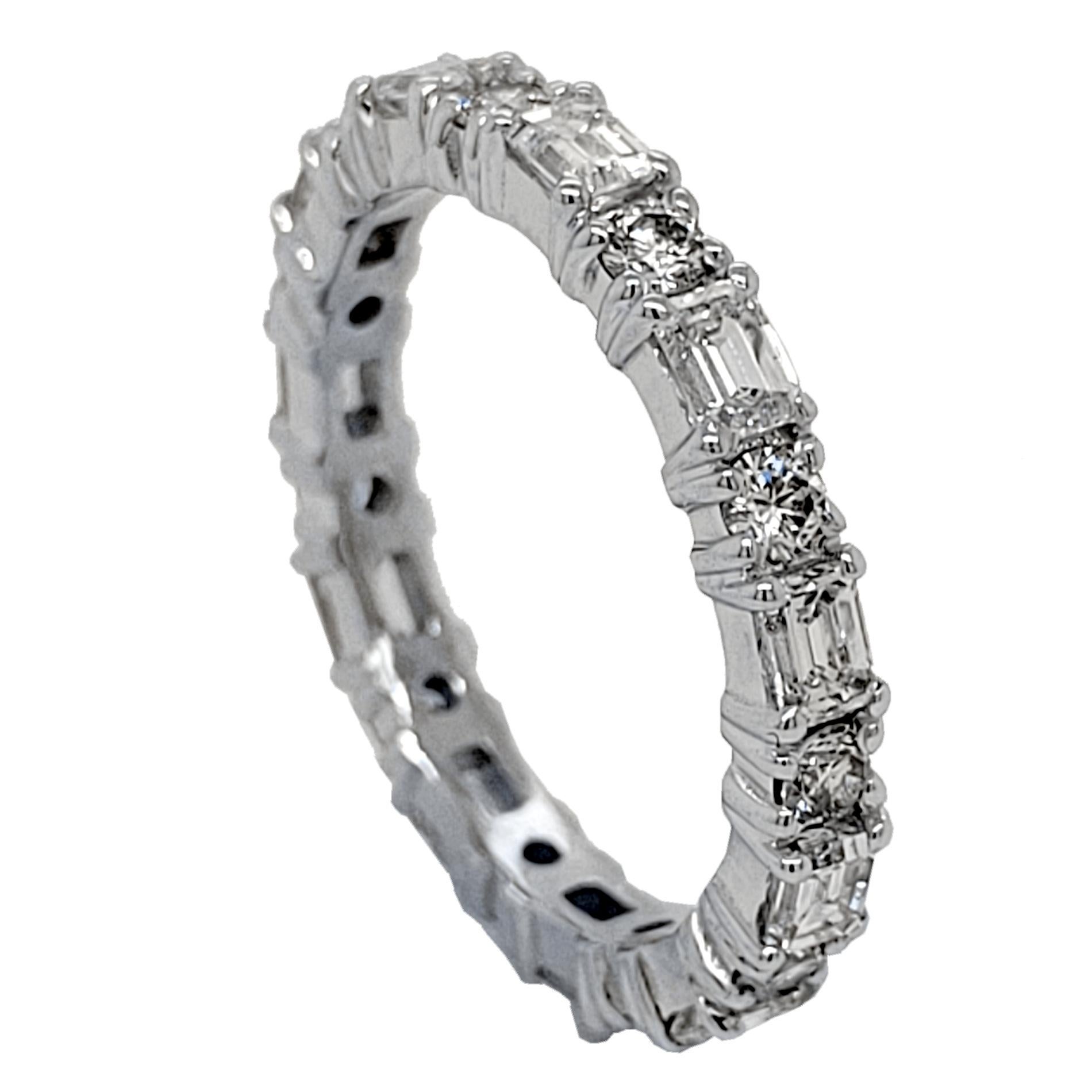 Women's 1.71 Ct Emerald Cut/Round Brilliant Diamond 18K Gold Eternity Ring For Sale