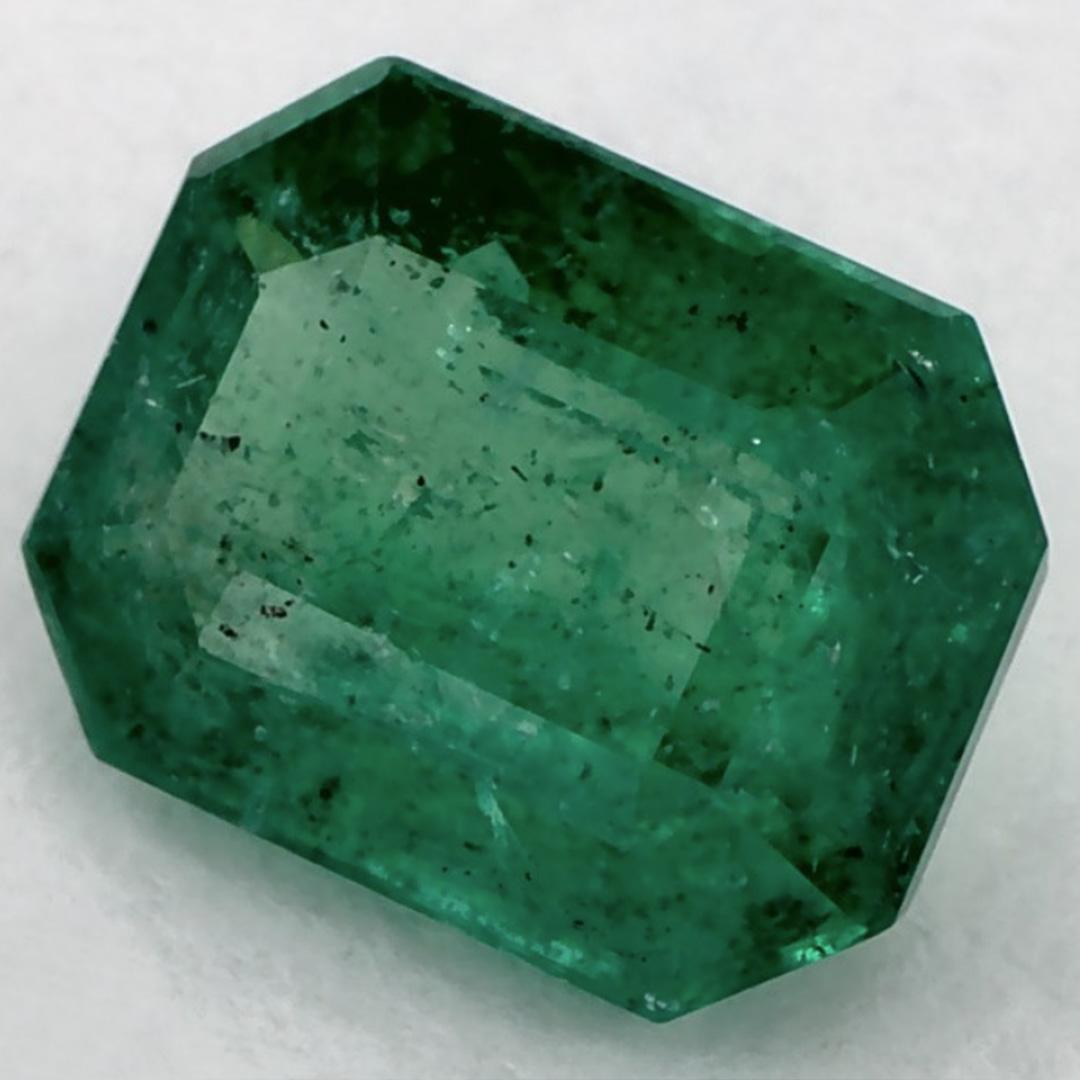 D'un vert éclatant, la pierre de naissance du mois de mai symbolise le renouveau de la croissance printanière. 

Explorez la vibrante collection d'émeraudes, de rubis et de saphirs de notre magasin, disponibles sous forme de pierres précieuses en