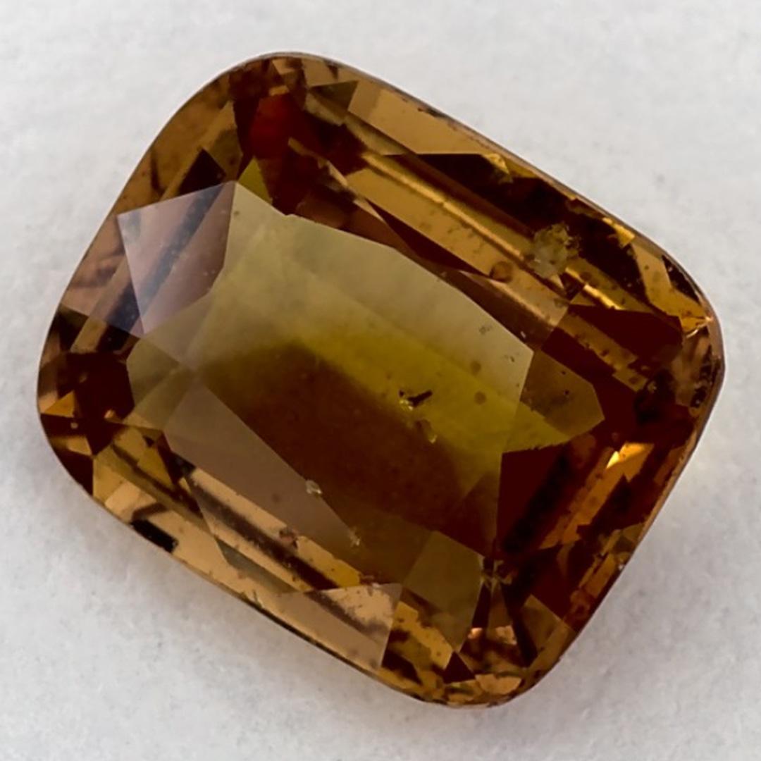 Dieser natürliche gelbe Saphir bietet Eleganz und Raffinesse. Mit seiner satten Farbsättigung und seinem präzisen Schliff ist er das perfekte Herzstück für einen Verlobungsring oder ein luxuriöses Schmuckdesign.

Dieser Saphir stammt aus Sri Lanka