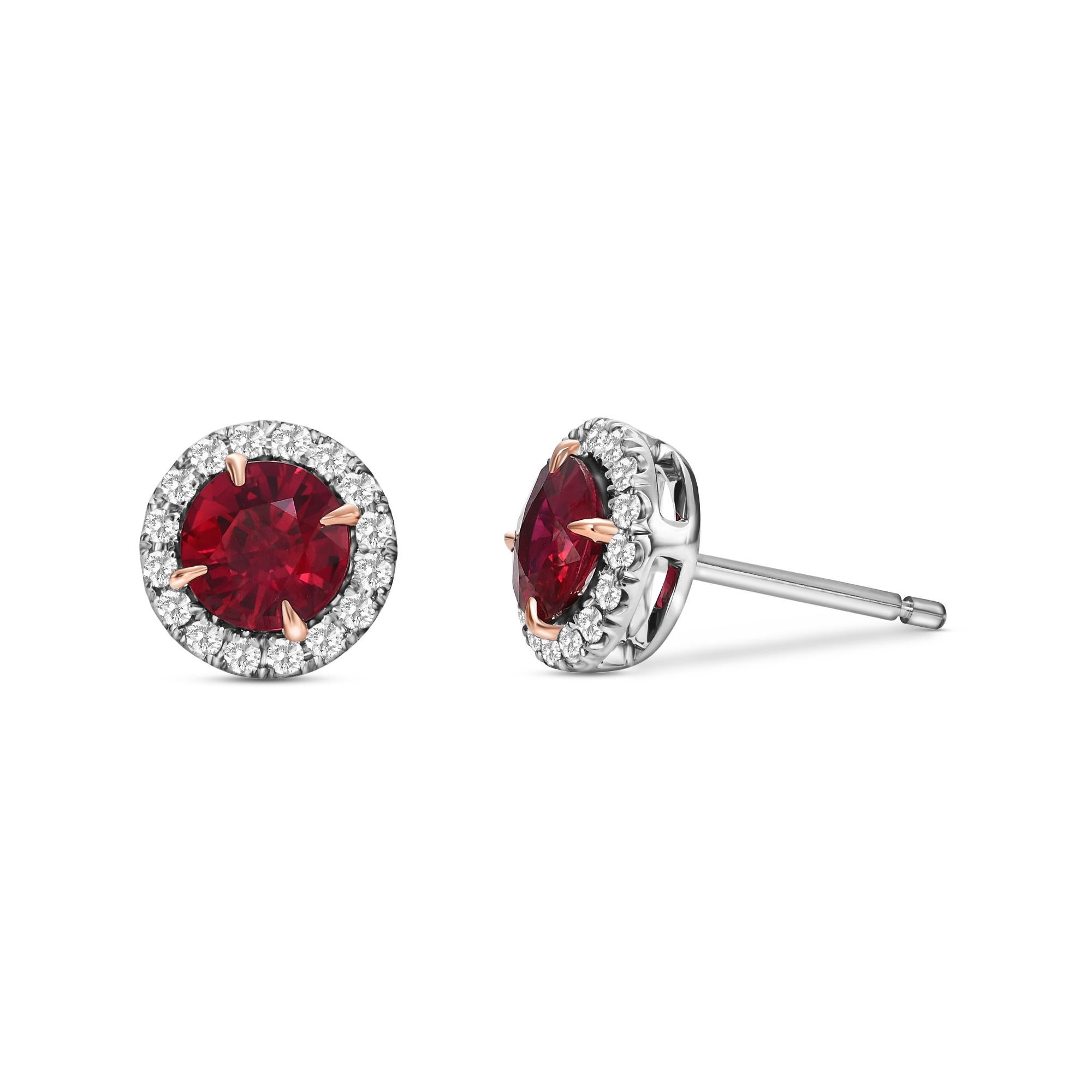 Un classico paio di orecchini a cerchio con rubino rosso e diamante, con una coppia di gemme del peso di 1,71 carati. Montati in oro bianco e rosa 18 carati, questi squisiti orecchini presentano brillanti di colore da collezione disposti in