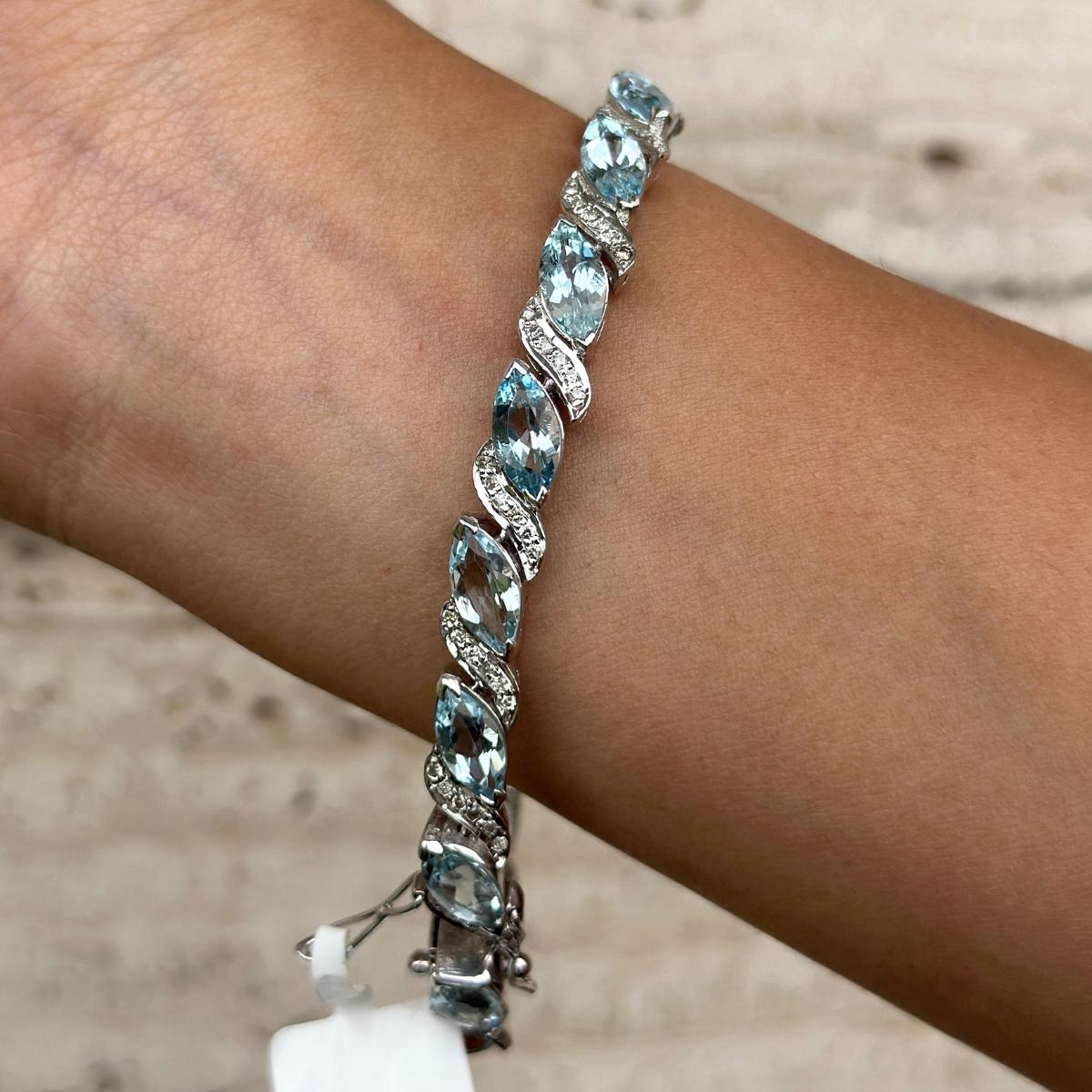 17.1 CTW Natural Aquamarine Diamond Tennis Bracelet en argent sterling met en valeur une aigue-marine naturelle scintillante à l'infini, pesant 17.1 carat. Il mesure 8 pouces de long. 
L'aigue-marine améliore la force mentale.
Conçue avec une