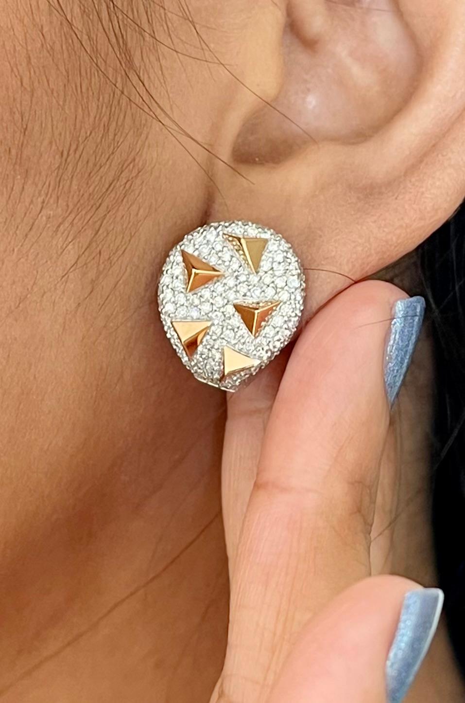 Round Cut 1.71 CTW Diamond Earrings in 18K Gold For Sale