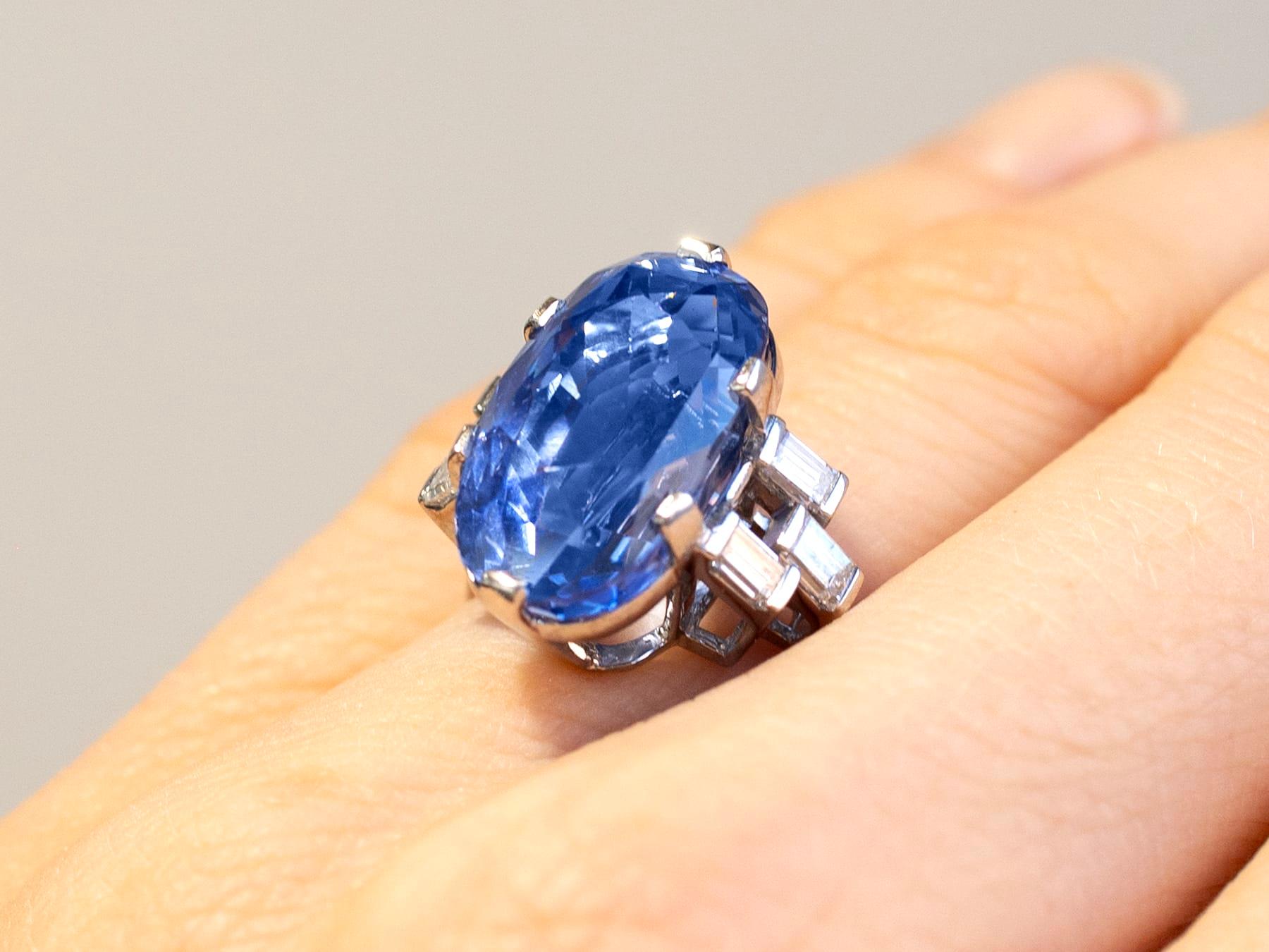 Zafiro de Ceilán de 17,11 quilates Diamante de 0,50 quilates Anillo de cóctel en platino Circa 1950 en venta 6