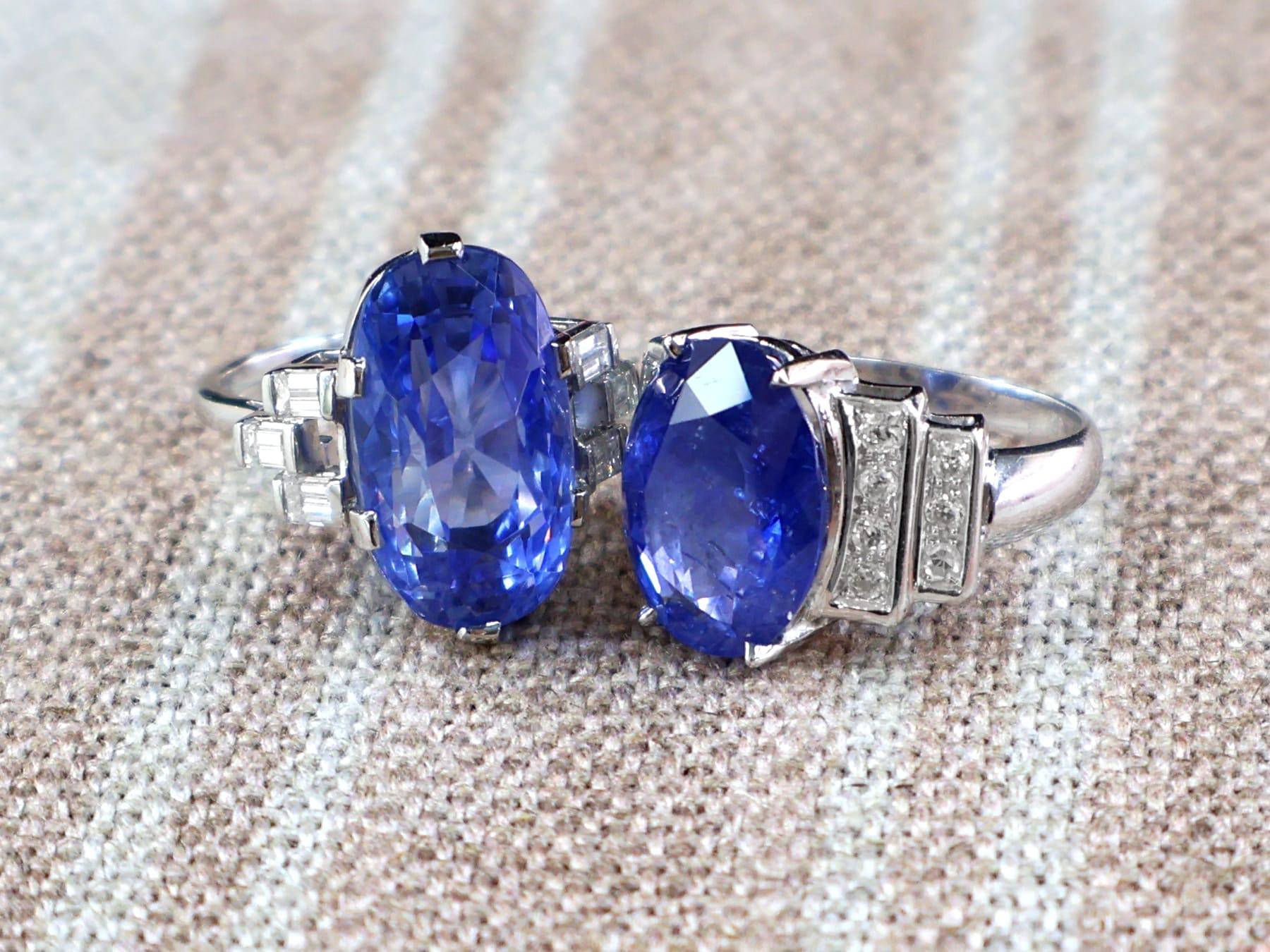 Femenino o masculino Zafiro de Ceilán de 17,11 quilates Diamante de 0,50 quilates Anillo de cóctel en platino Circa 1950 en venta