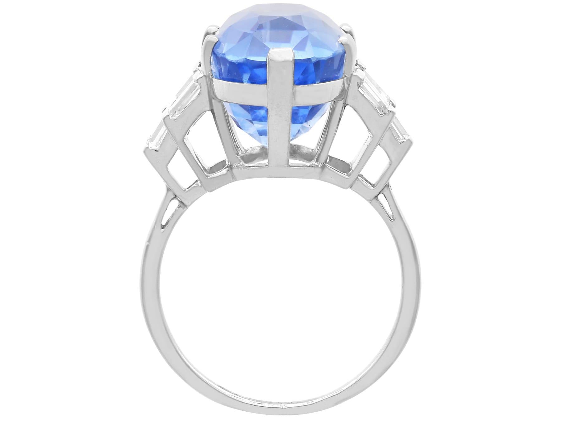 Zafiro de Ceilán de 17,11 quilates Diamante de 0,50 quilates Anillo de cóctel en platino Circa 1950 en venta 4