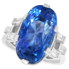 Anello da cocktail in platino con zaffiro di Ceylon da 17,11 carati e diamanti da 0,50 carati Circa 1950