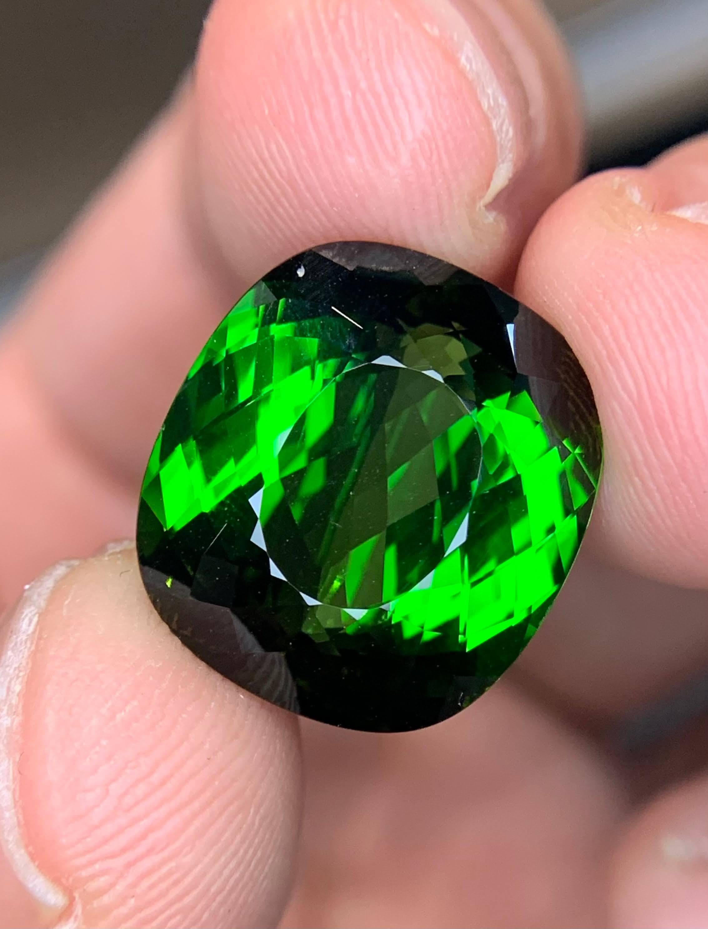 17,15 quilates Piedra Turmalina Verde Intensa Talla Cojín Gema Africana Moderno en venta