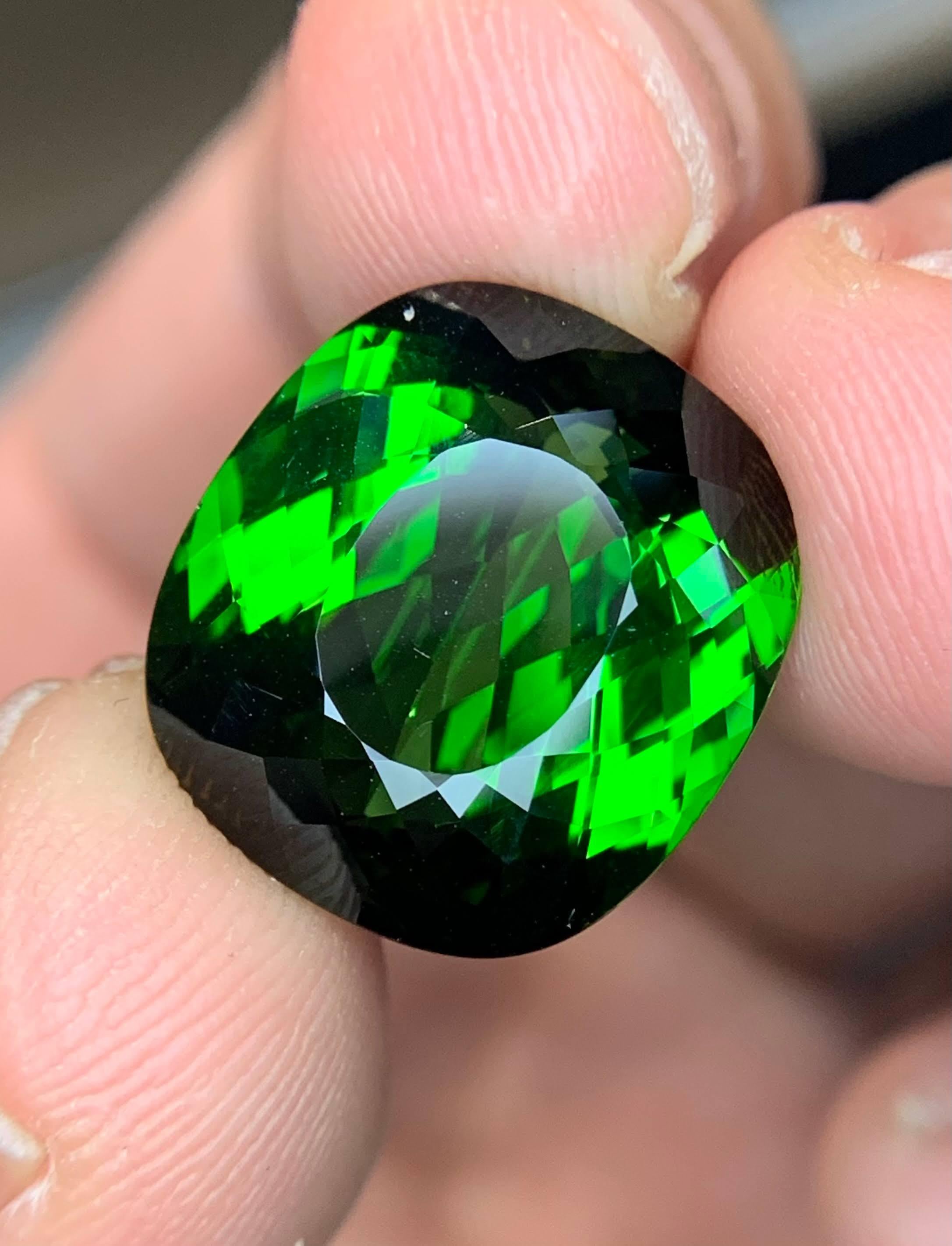 17,15 quilates Piedra Turmalina Verde Intensa Talla Cojín Gema Africana Corte cojín en venta
