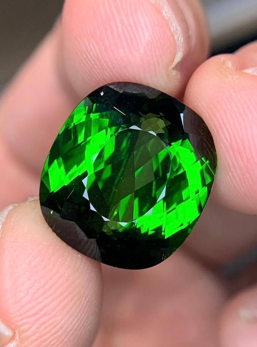 17,15 quilates Piedra Turmalina Verde Intensa Talla Cojín Gema Africana en Nuevo estado para la venta en Bangkok, TH