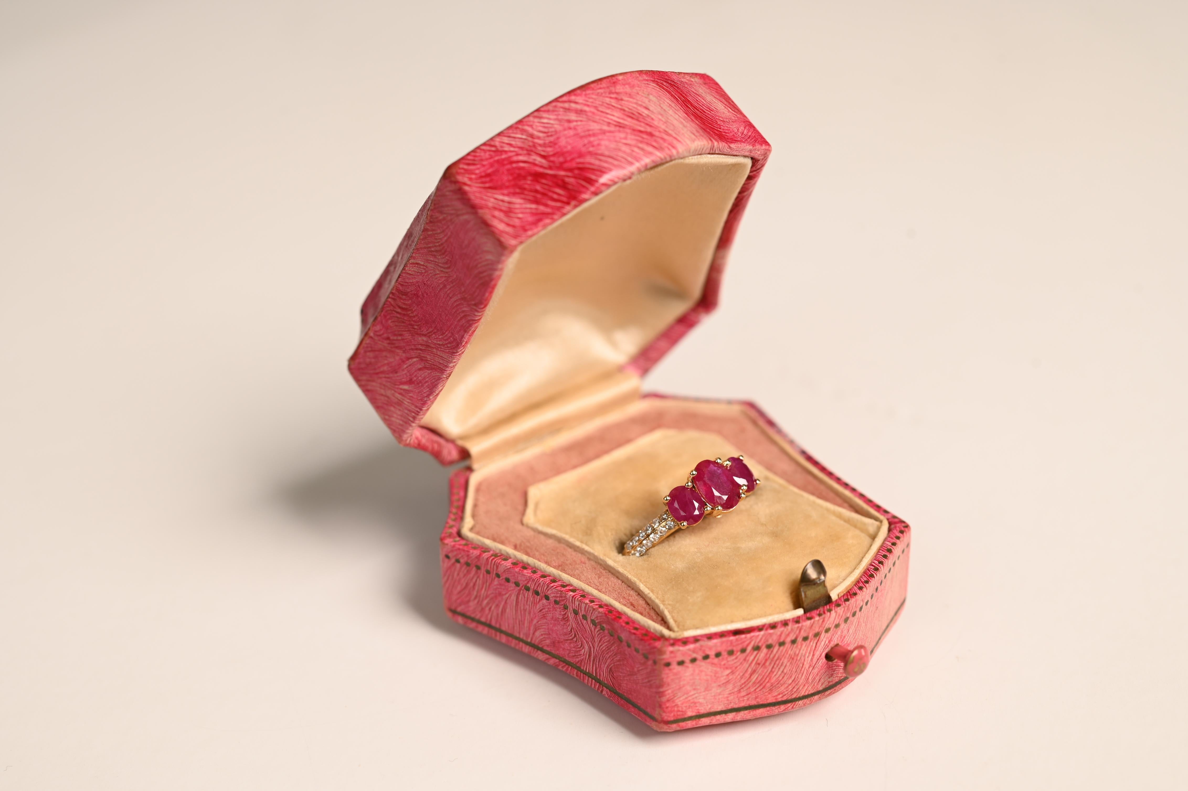 Art déco Bague en or jaune 18 carats avec trois pierres en rubis de taille ovale (environ 1,70 carat) en vente