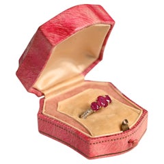 Anillo de Rubí de Corte Oval de Tres Piedras (Aprox. 1,70 Quilates), Oro Amarillo de 18K