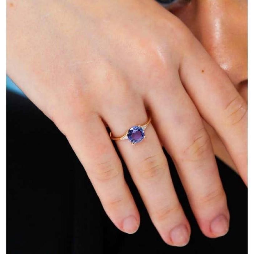 Einzelheiten zum Produkt :

- • Auf Bestellung gefertigt

- • Gold Kt: 14kt

- • Verfügbare Goldfarben: Roségold, Gelbgold, Weißgold

- • 0,06ct Natürlicher runder Diamant

- • 1,65ct Natürlicher Tansanit

- • Diamant Farbe-Klarheit: F-G Farbe VS/SI