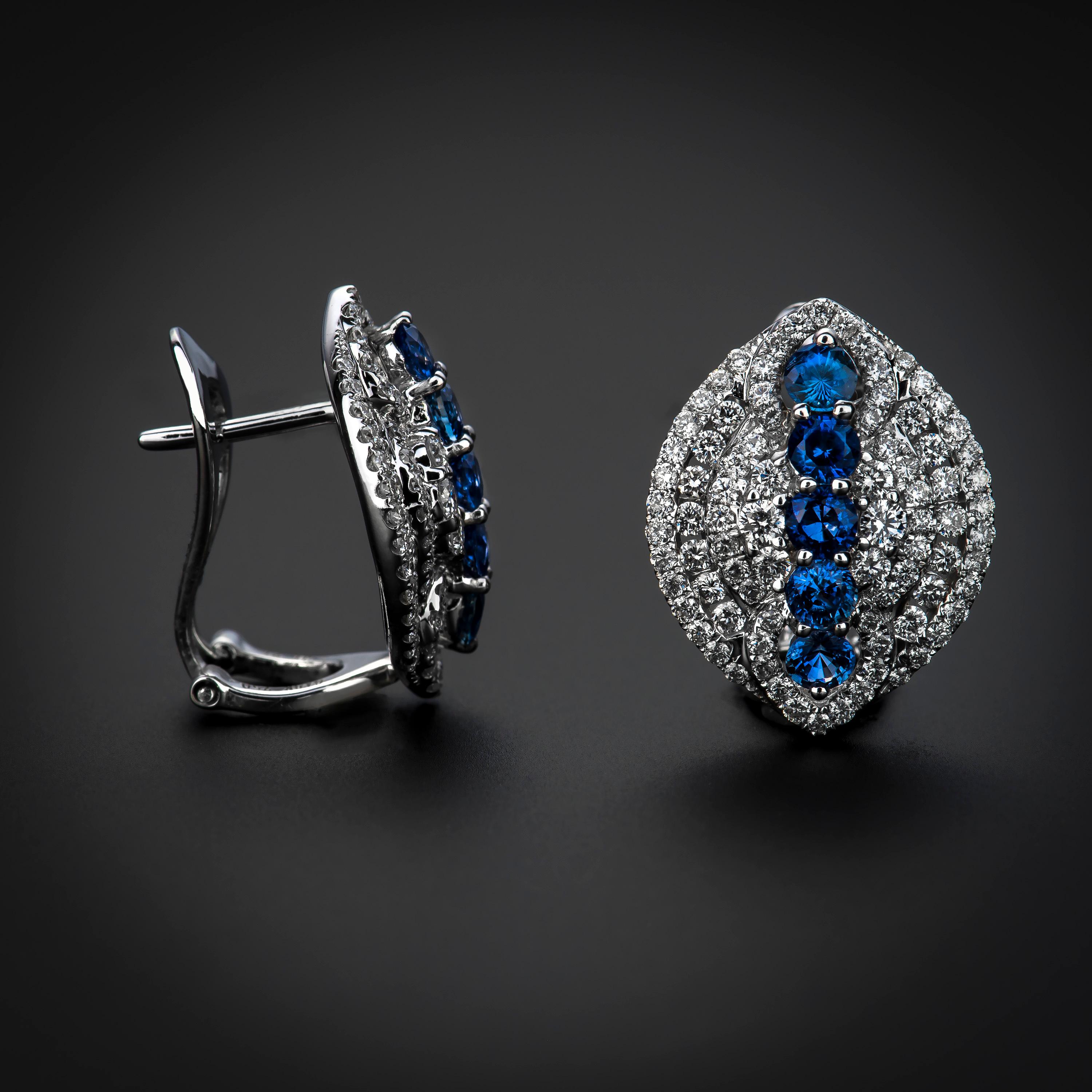 1.71ctw runder blauer Saphir mit 1,71ctw Micropave Diamant-Ohrringe im Zustand „Neu“ im Angebot in Houston, TX