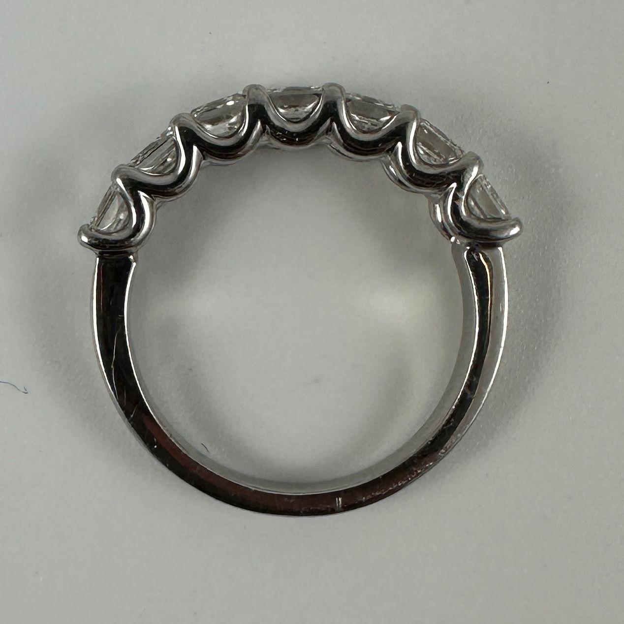 in vendita:  Fascia a metà strada con diamante taglio Asscher da 1,72 carati in platino, misura 6 4