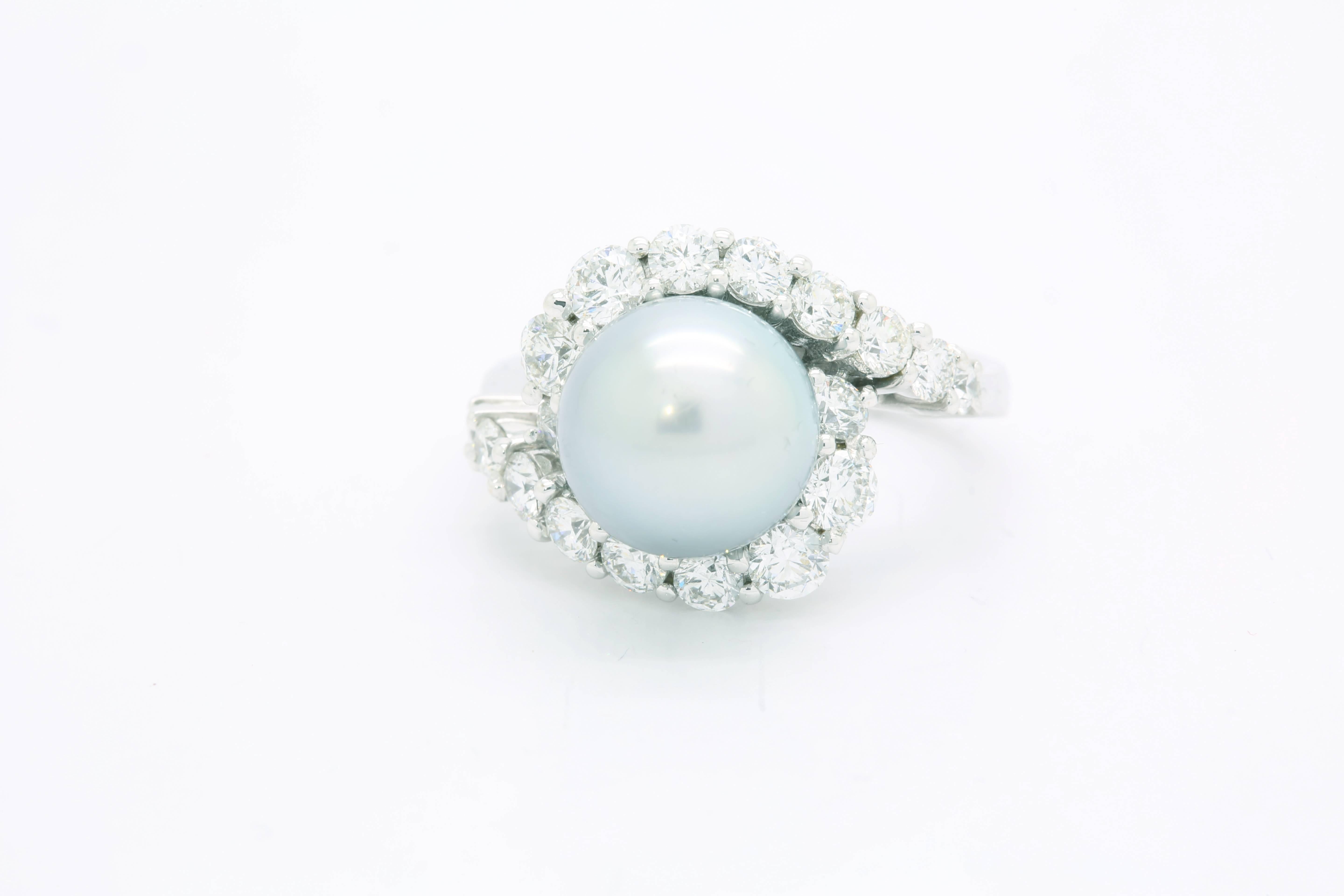 Silberner Ring mit grauer Tahiti-Perle und weißen Diamanten von FERRUCCI 
Vollständig aus 18 Karat Weißgold, Größe 6,75
Diamant Gesamtkaratgewicht von 1,72 Karat Gewicht

Silbergraue Tahiti-Perle 12mm 
