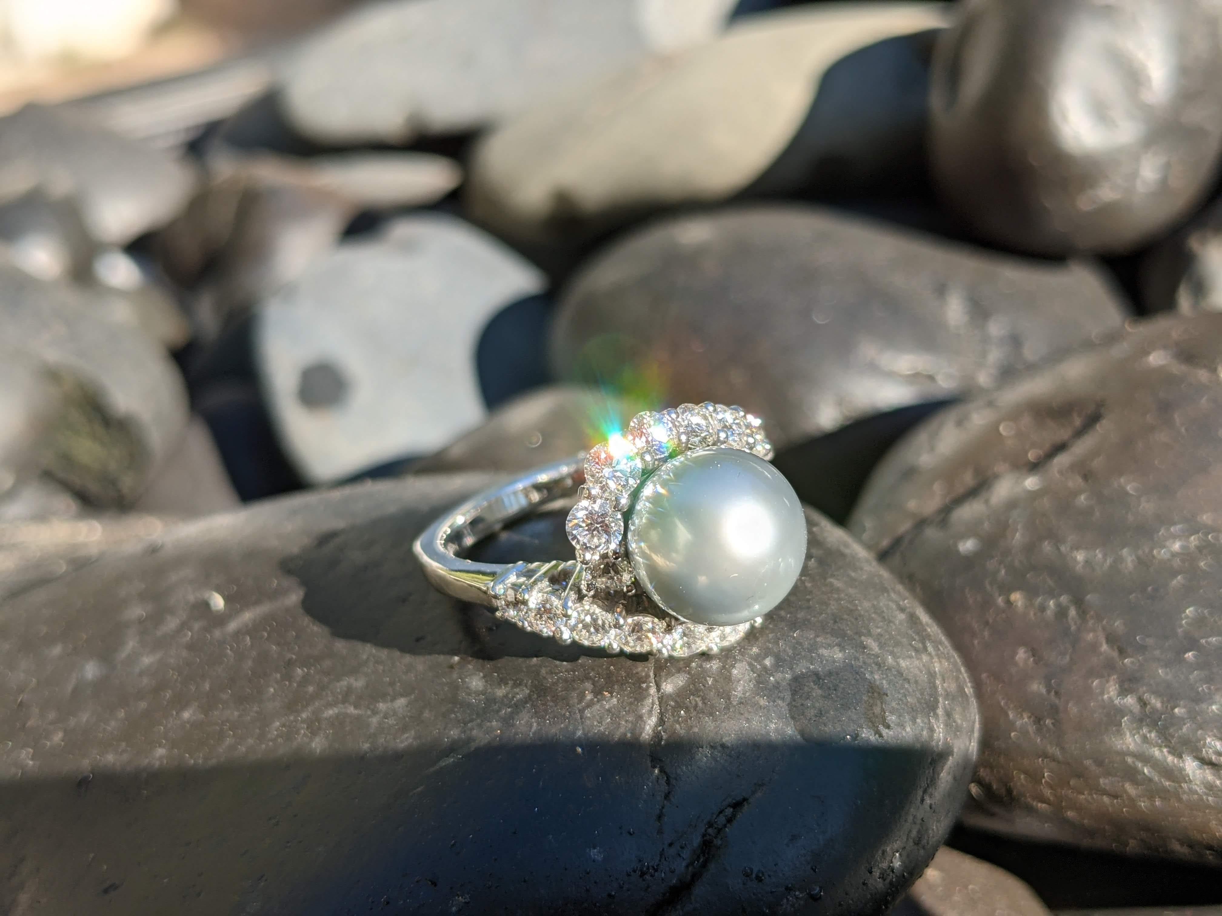Bead 1.72 Carat Diamond and Silver Grey Tahitian Pearl Diamonds 18k Gold Ring For Sale